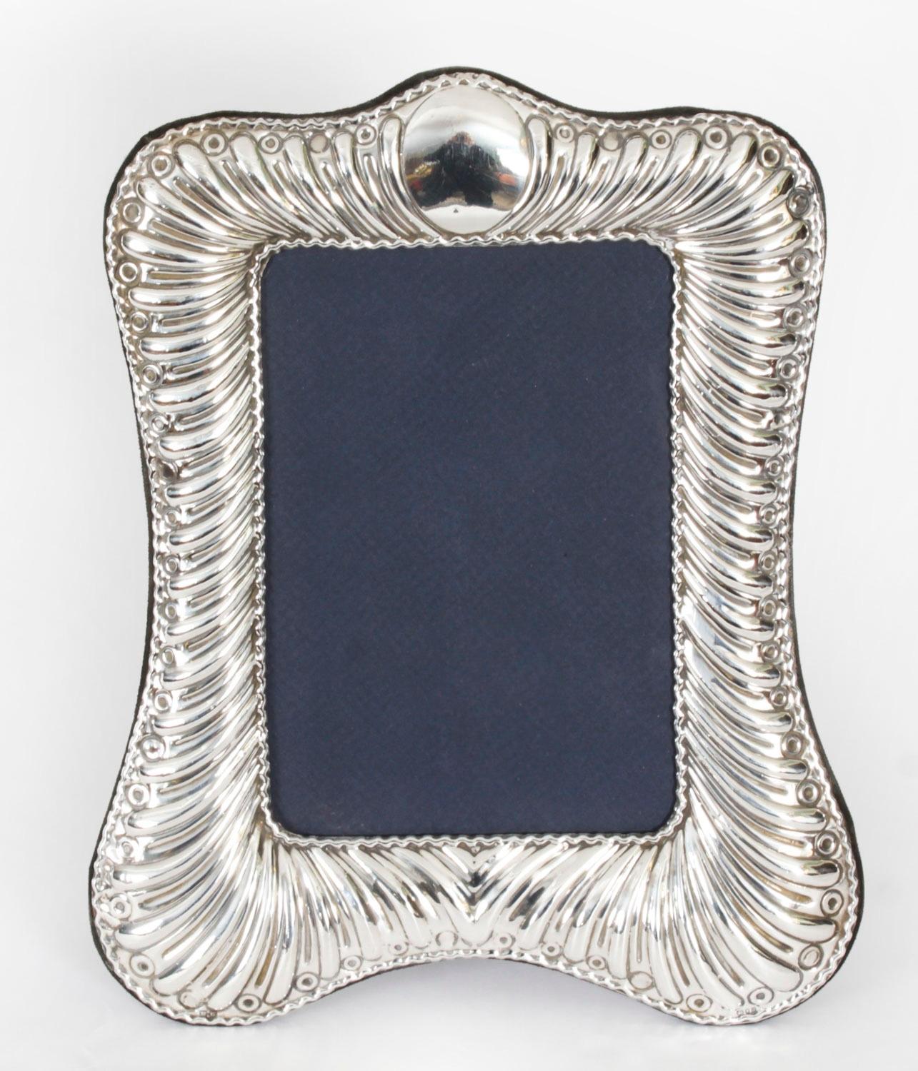 Una superba cornice fotografica d'epoca in argento sterling con marchio di W.W.Gross e timbri di Londra 1988.

Una bellissima cornice per ritratti di alta qualità con un bordo decorativo scanalato e un retro da cavalletto foderato in velluto, in