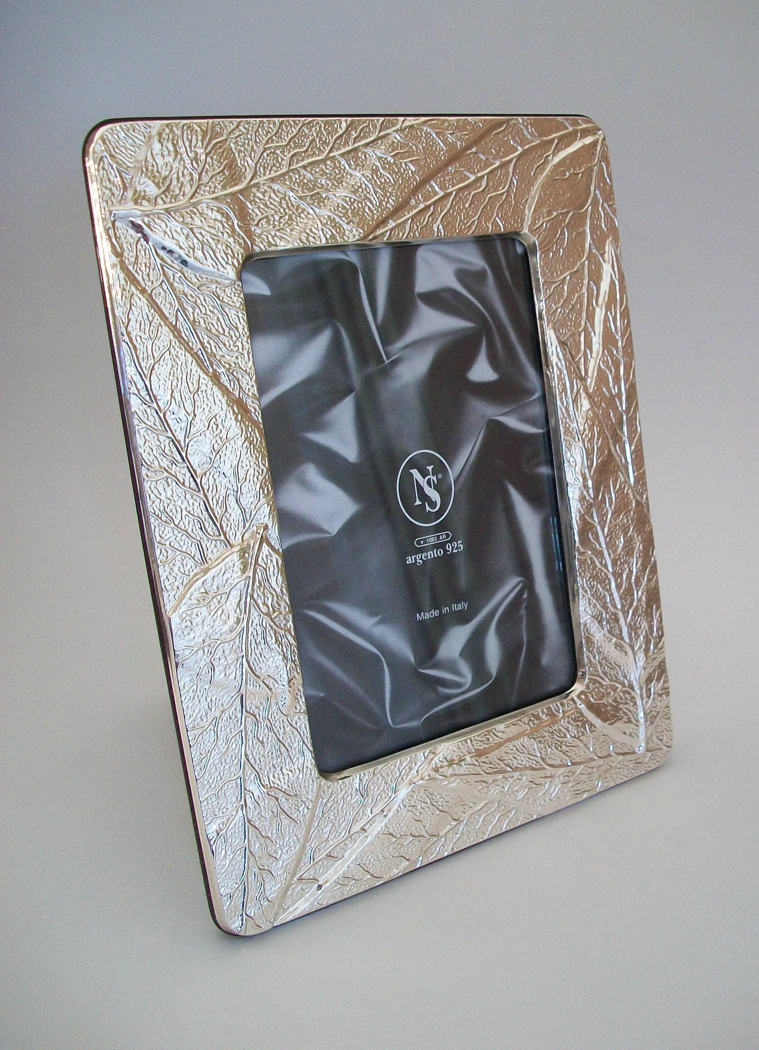 Modern Vintage Sterling Silver Photo Frame, Embossed Leaf Pattern, Italy, 20th C For Sale