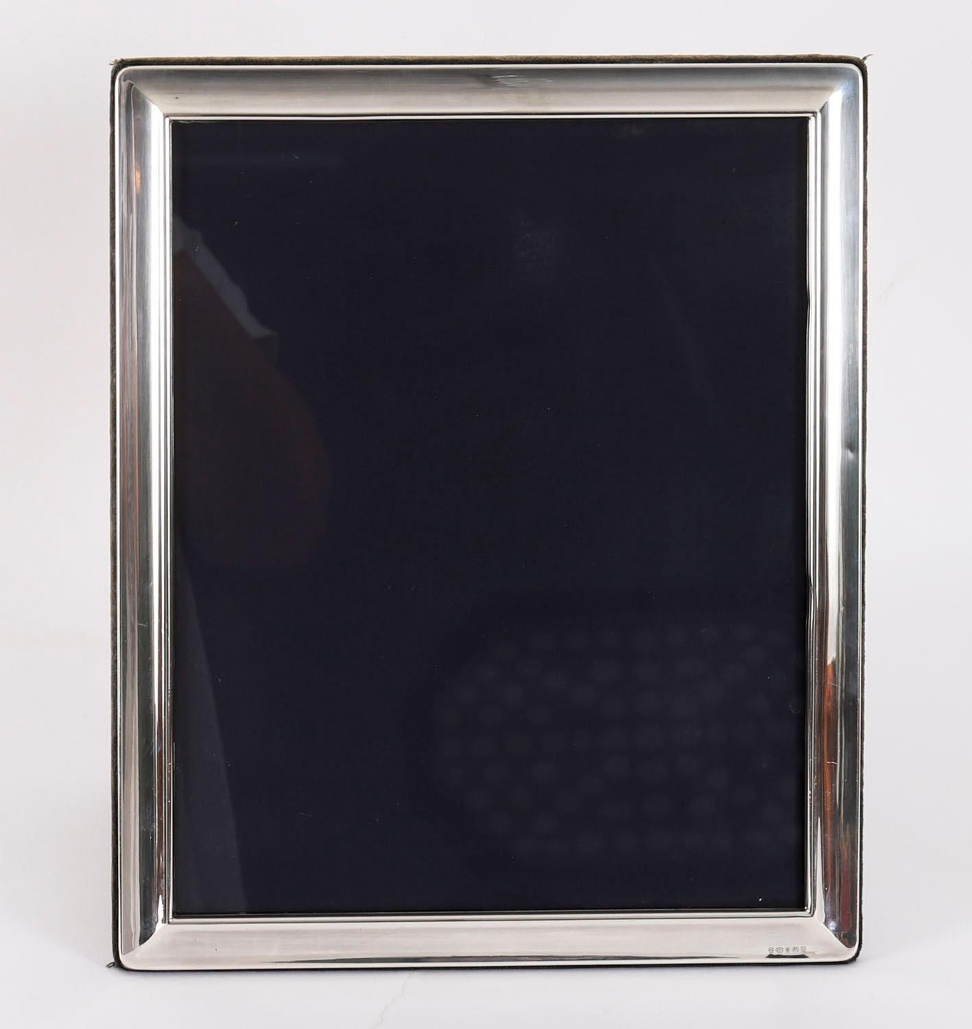 Una cornice decorativa in argento sterling davvero superba, con marchio di fabbrica RC per Carrs of Sheffield e marchi di fabbrica Sheffield 2001.

Presenta una cornice rettangolare a forma di crove francese con un retro a cavalletto in feltro verde