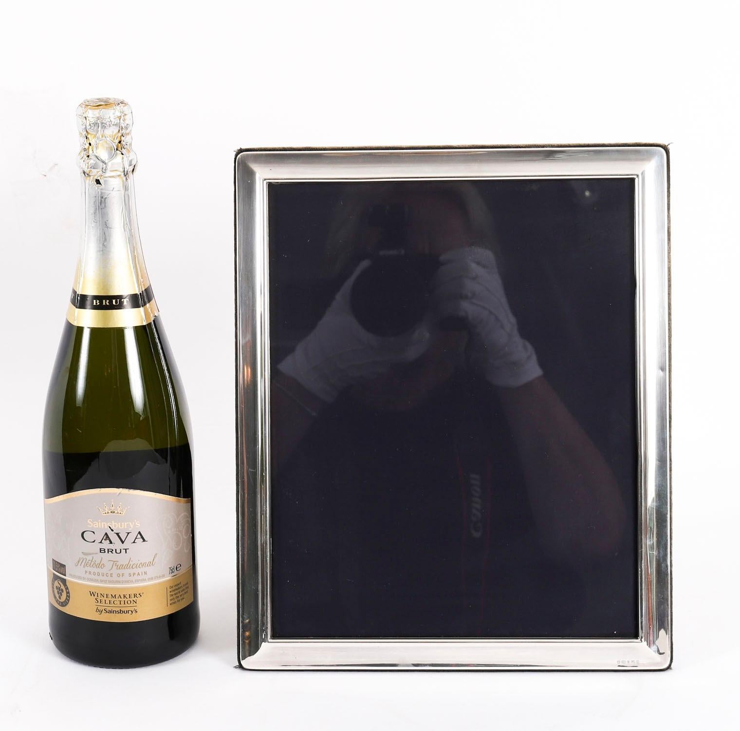 Portafoto d'epoca in argento Sterling Londra 20° C. 29cm x 24cm in vendita 3