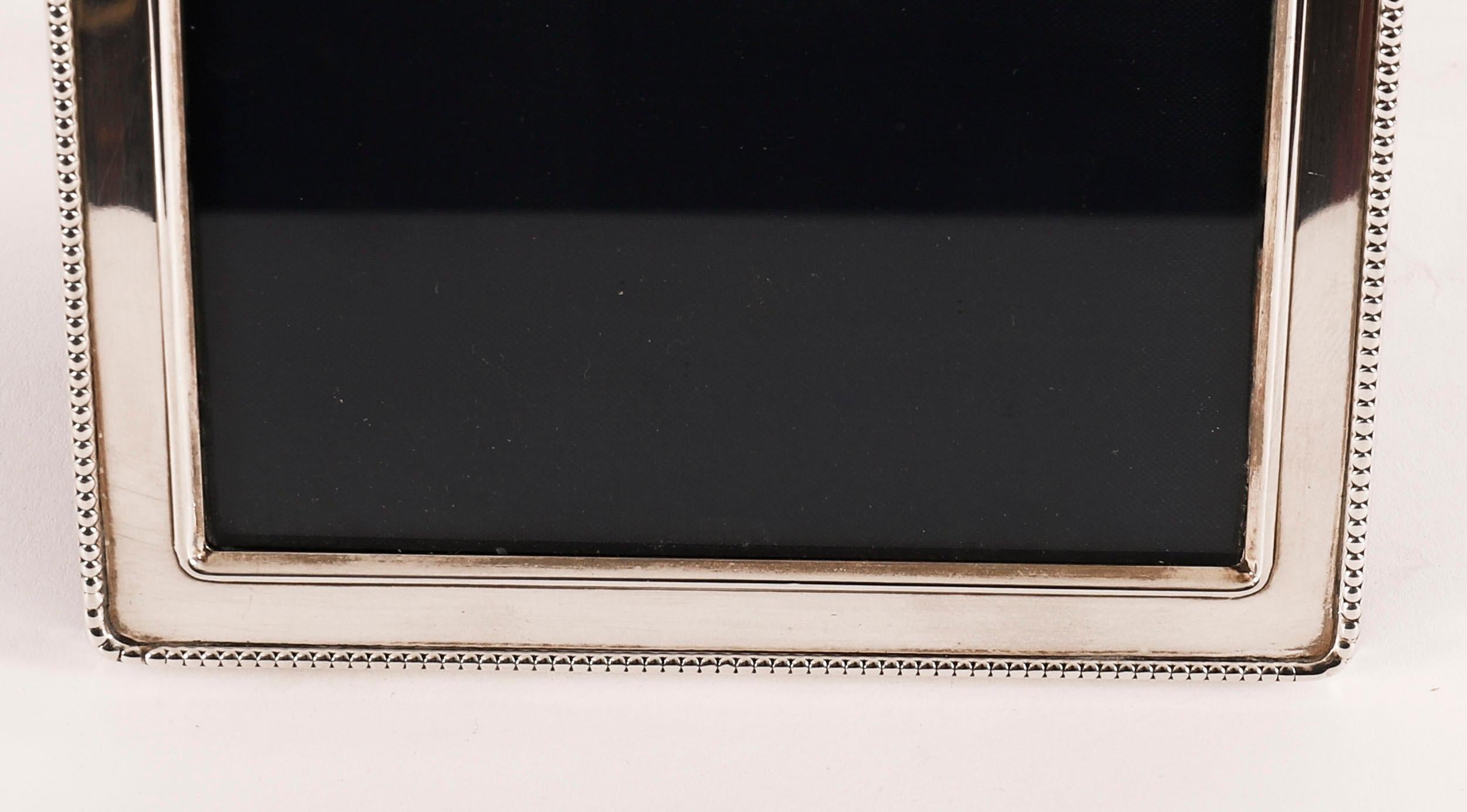 Una splendida cornice decorativa in argento sterling con marchio di fabbrica RBB e marchi di Sheffield 1990.

Bellissima cornice rettangolare per ritratti, decorata con bordi di perline e con un retro a cavalletto in velluto blu.

Un'eccellente idea