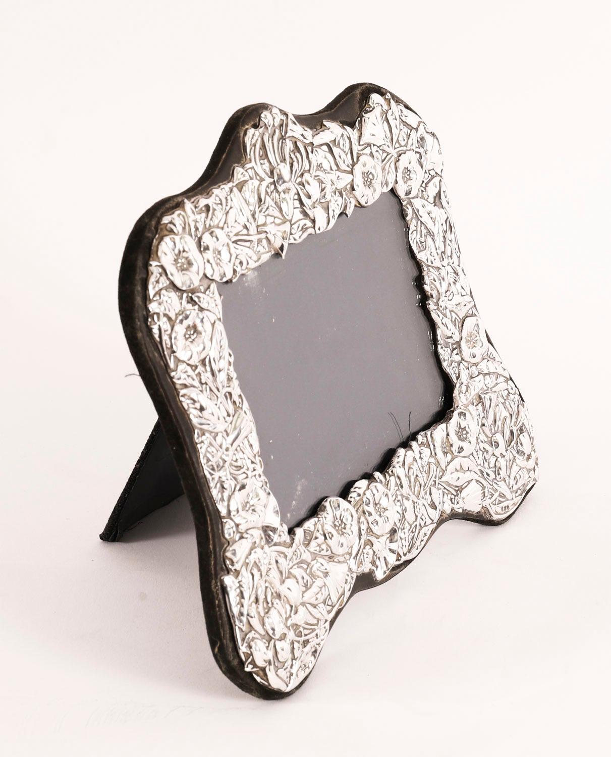 Una splendida cornice decorativa in argento sterling con marchio di fabbrica RBB e marchi di Sheffield 1990.

Bellissima cornice rettangolare paesaggistica decorata con motivi floreali e fogliacei in rilievo e con un retro a cavalletto in velluto