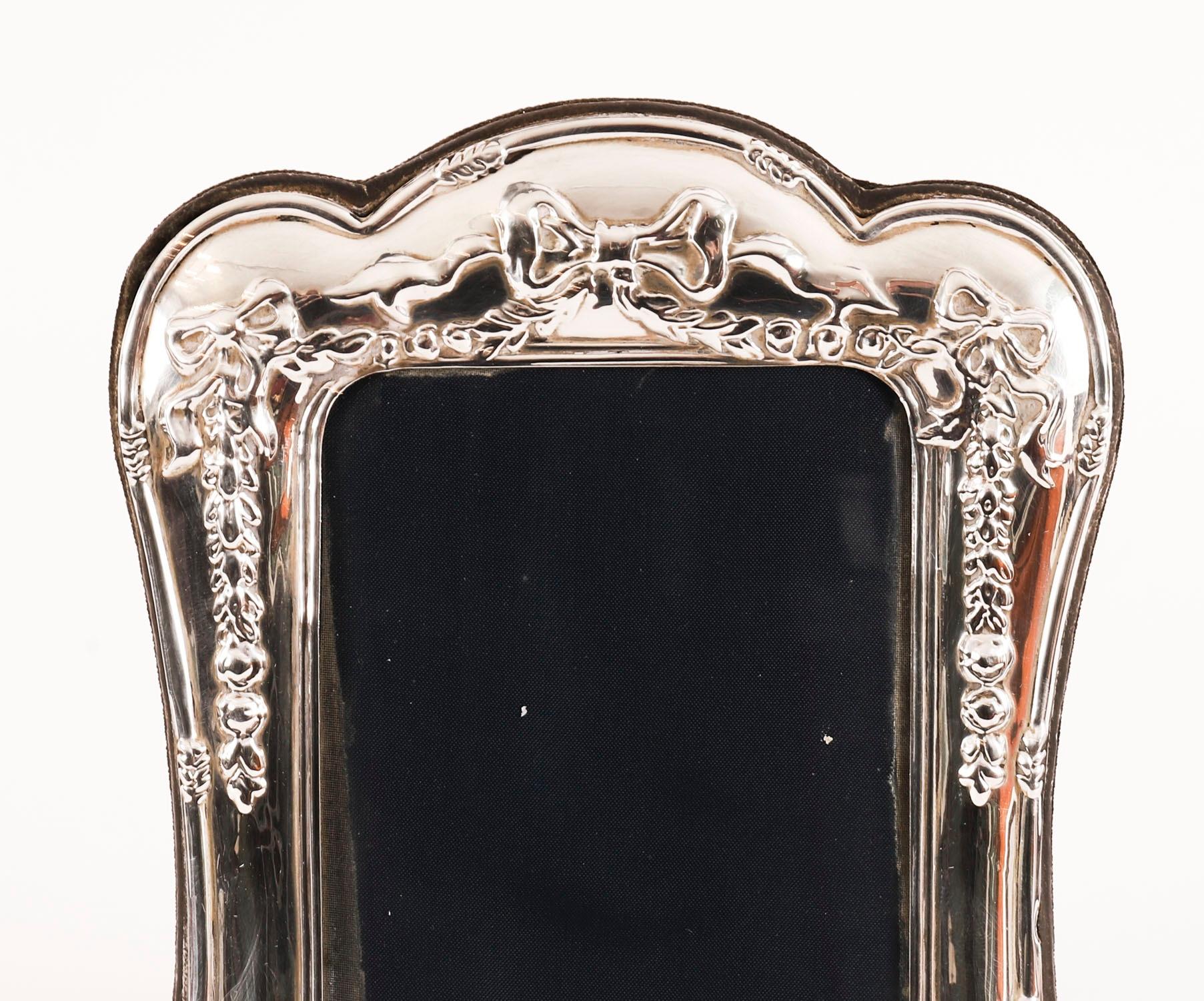 Neoclassico Portafoto d'epoca in argento sterling RBB Sheffield 1990 20cm x 16cm in vendita