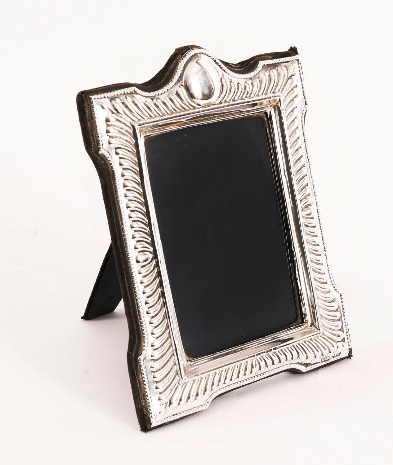 Una splendida cornice decorativa in argento sterling con marchio di fabbrica RBB e marchi di Sheffield 1990.
 
La splendida cornice rettangolare a forma di ritratto presenta un bordo perlinato con scanalature laterali in rilievo, un frontone a