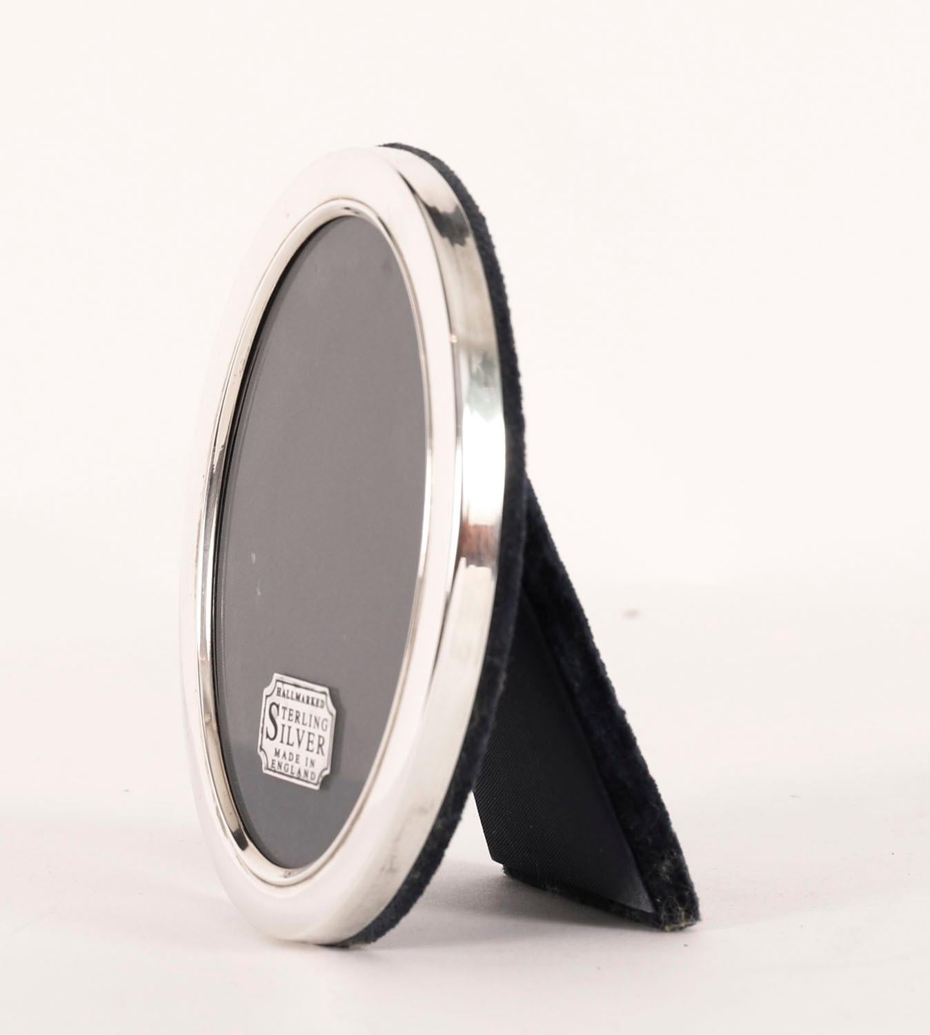 Una splendida cornice decorativa in argento sterling di Carrs of Sheffield, con marchio di fabbrica RC e timbri di Sheffield 1995.

Elegante cornice ovale per ritratti, decorata con eleganti bordi e con un retro a cavalletto in velluto