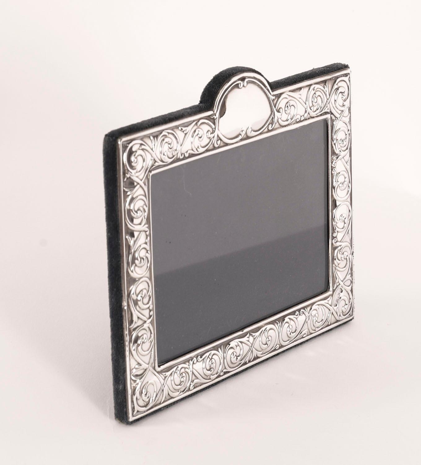 Una splendida cornice decorativa in argento sterling di Carrs of Sheffield, con marchio di fabbrica RC e timbri di Sheffield 1995.

Bellissima cornice rettangolare paesaggistica decorata con bordi a disegno celtico con frontone a cartiglio libero e