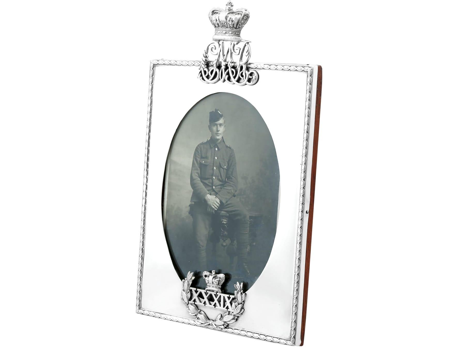 Un eccezionale, raffinato e impressionante portafoto d'epoca in argento sterling Giorgio VI; un'aggiunta alla nostra collezione di argenteria d'epoca. 

Questo eccezionale, raffinato e impressionante portafoto d'epoca in argento sterling ha una