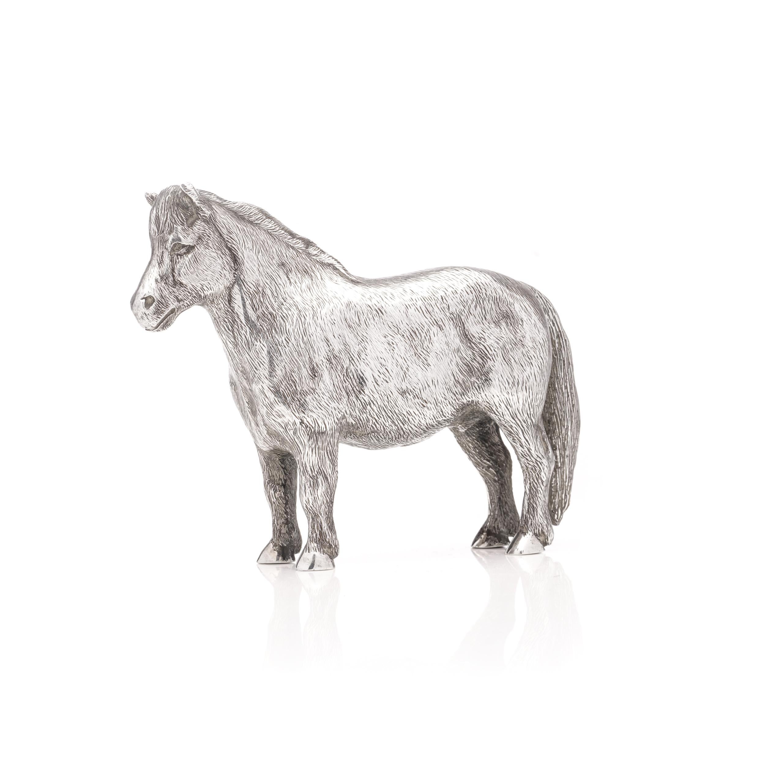Vintage sterling silver pony figurine by Edward Barnard & Sons Ltd.
Made in England, London, 1975
Fully hallmarked.

Dimensions:
Length x width x height: 11.5 x 3 x 9 cm 
Weight: 282 grams in total 

Condition: Figurine is pre-owned, has minor signs