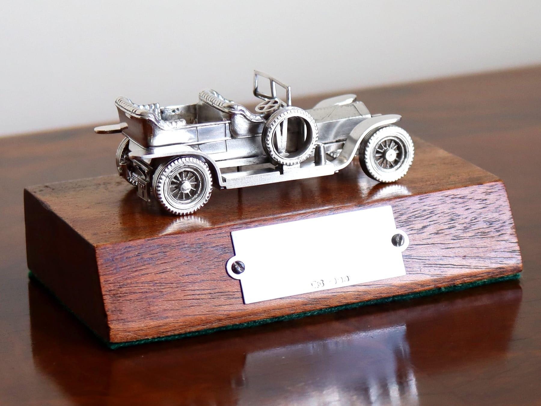 Un eccezionale, raffinato e imponente modello di auto da presentazione in argento sterling fuso su basamento; un'aggiunta alla nostra variegata collezione di argenteria d'epoca.

Questo eccezionale e raro ornamento di presentazione in argento