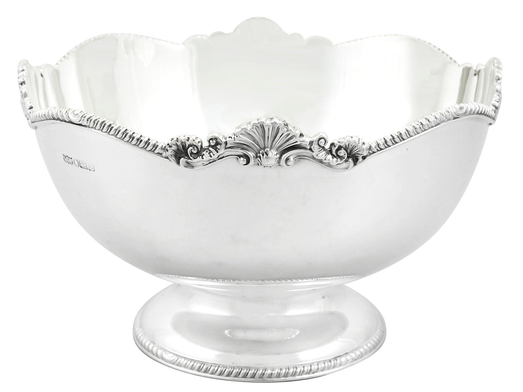 An exceptional, fine and impressive vintage Elizabeth II English sterling silver presentation / fruit bowl made by Mappin & Webb Ltd; an addition to our ornamental silverware collection.

This exceptional vintage Elizabeth II English sterling