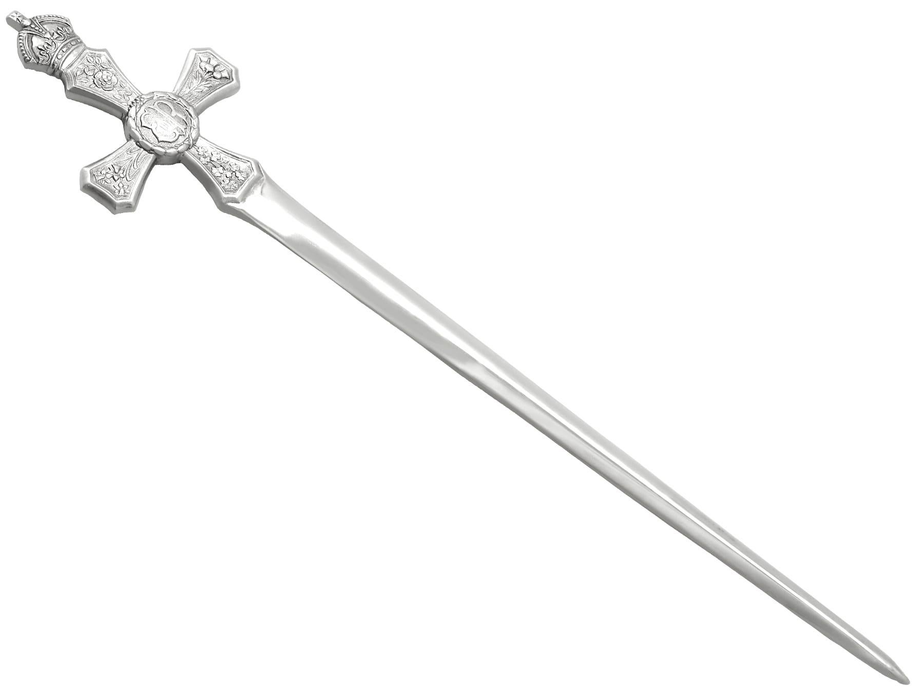 Coupe-papier commémoratif Queen Elizabeth II en argent sterling vintage (1953) Excellent état - En vente à Jesmond, Newcastle Upon Tyne