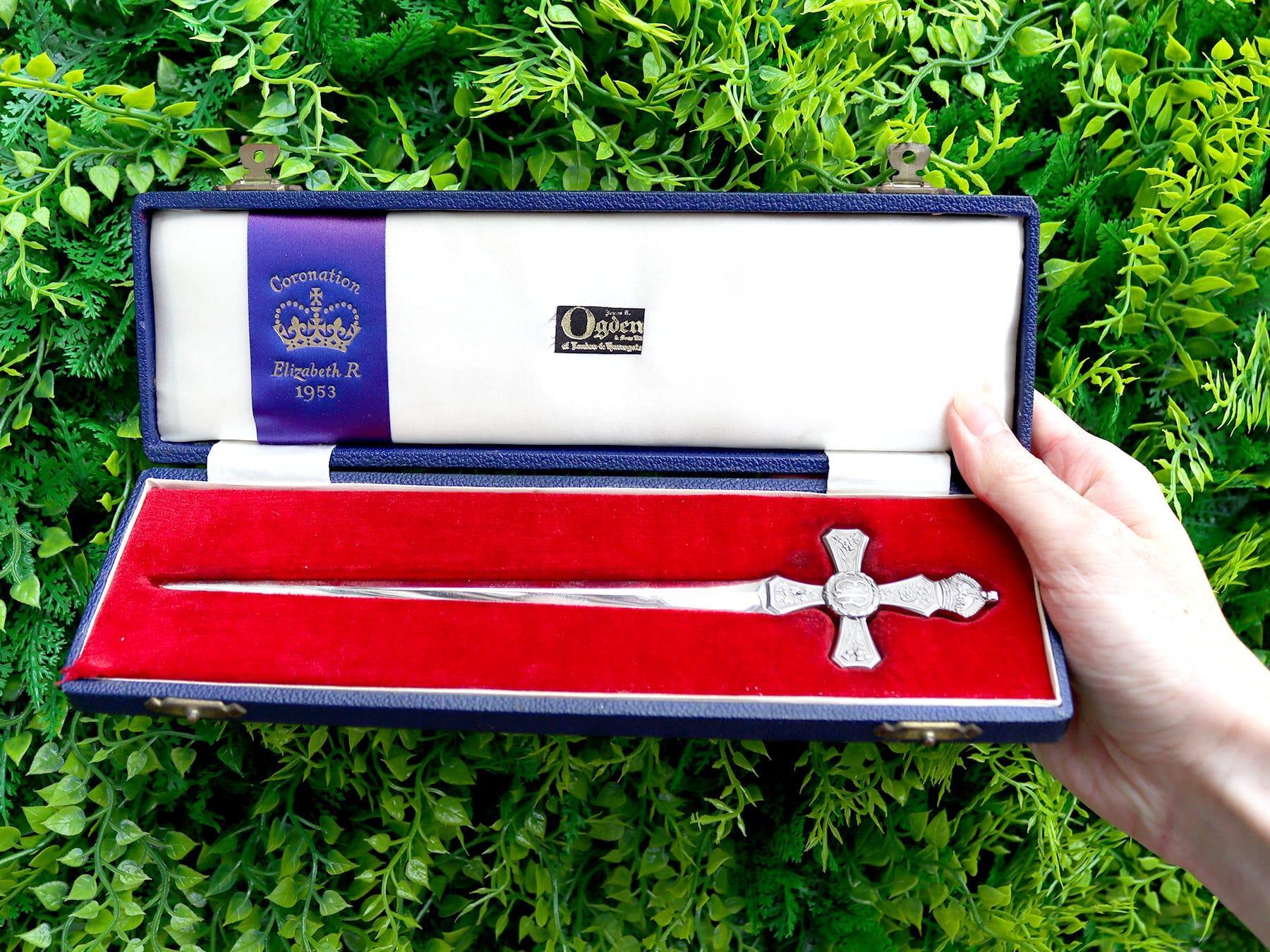 Un coupe-papier commémoratif exceptionnel, fin et impressionnant en argent sterling anglais de la Reine Elizabeth II - emballé ; un ajout à notre collection ornementale diversifiée.

La poignée est ornée au centre d'un bossage circulaire portant les