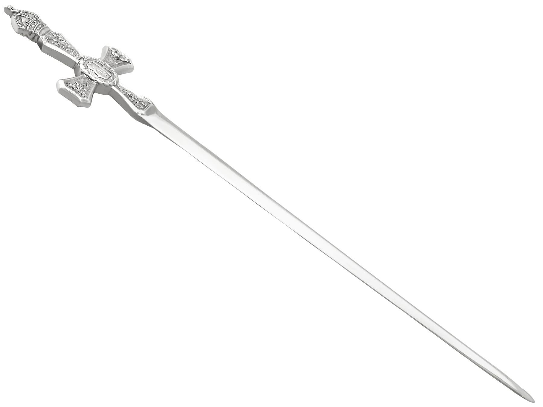 Milieu du XXe siècle Coupe-papier commémoratif Queen Elizabeth II en argent sterling vintage (1953) en vente