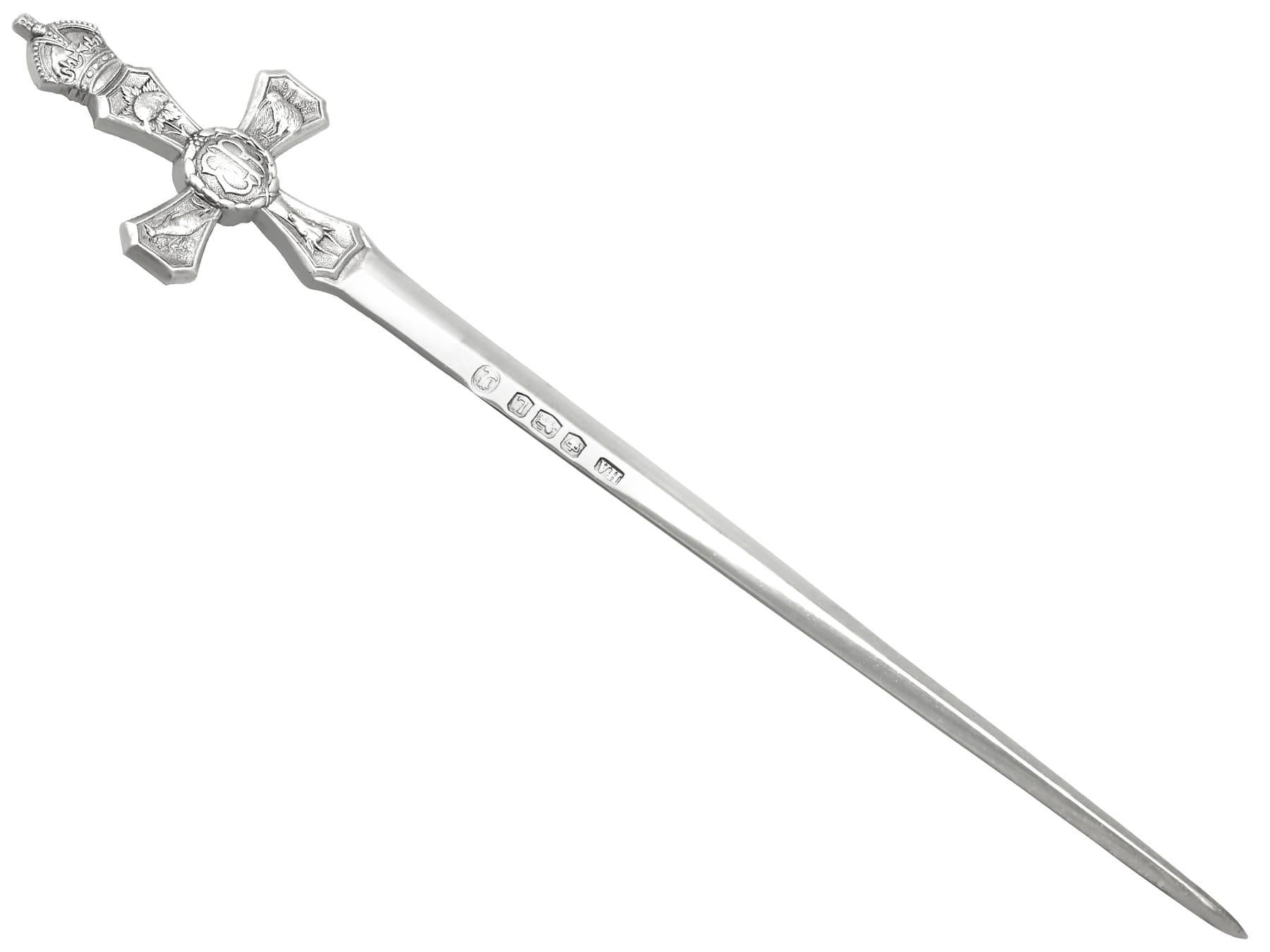 Argent sterling Coupe-papier commémoratif Queen Elizabeth II en argent sterling vintage (1953) en vente