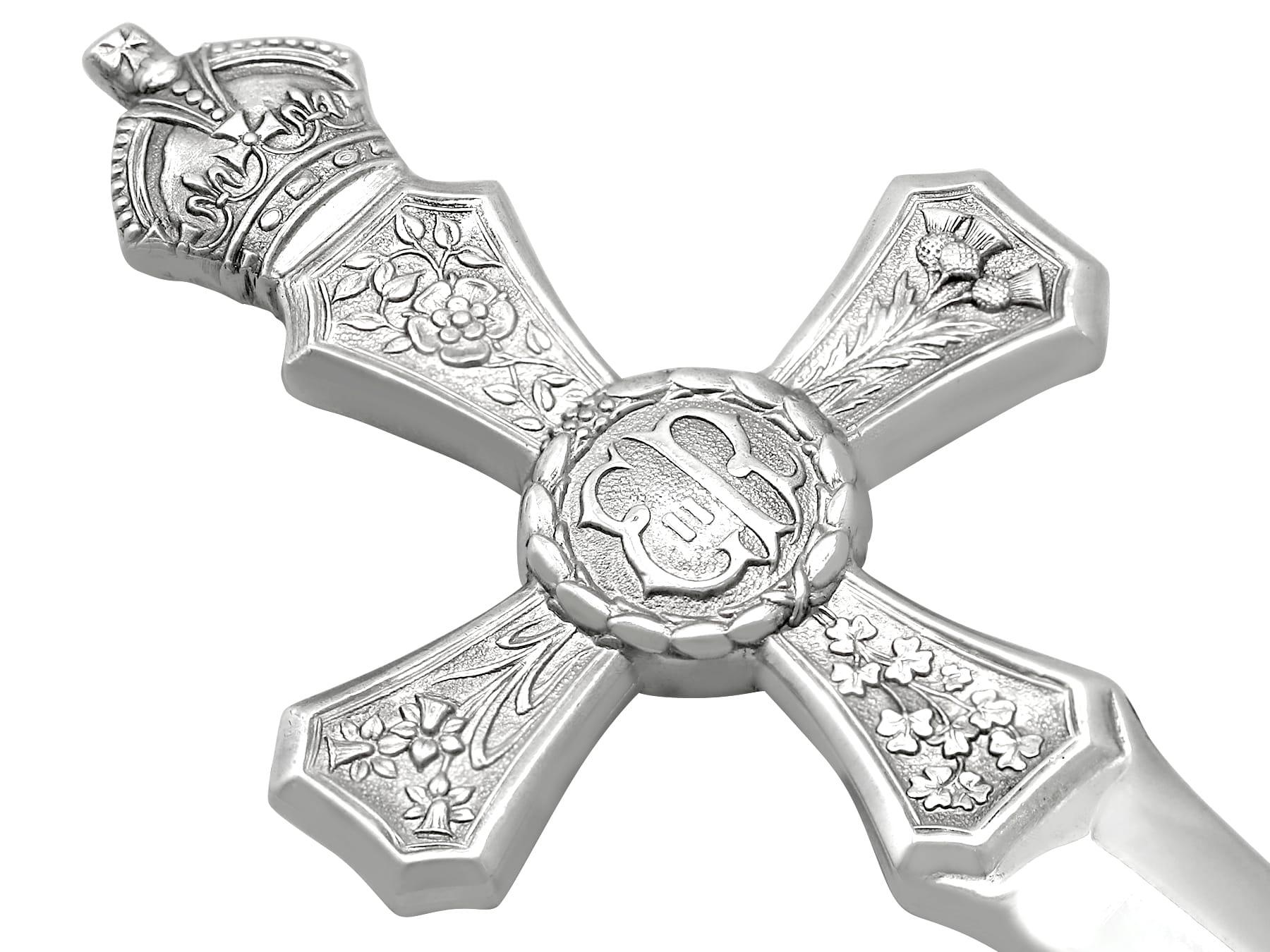 Coupe-papier commémoratif Queen Elizabeth II en argent sterling vintage (1953) en vente 2