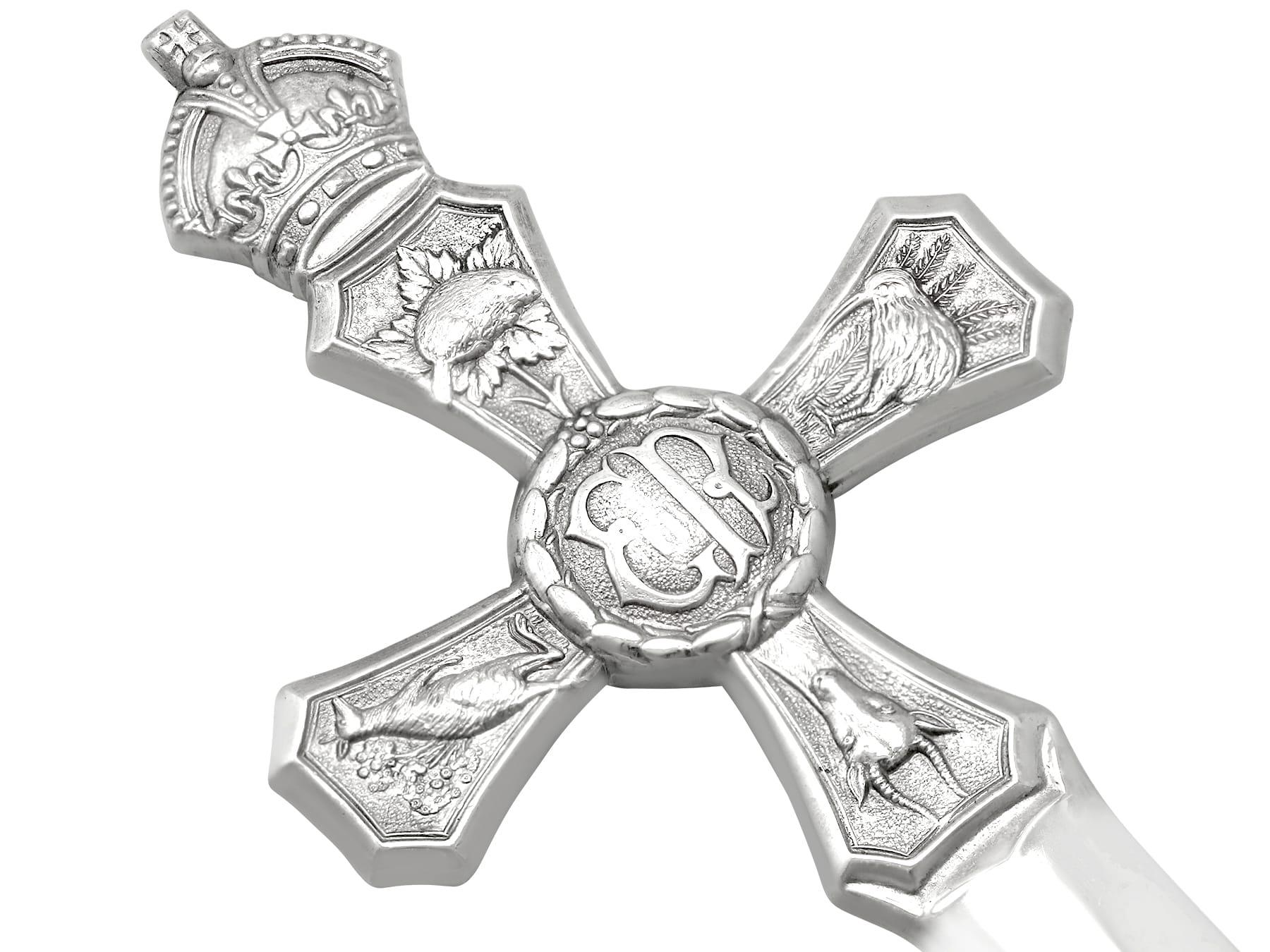 Coupe-papier commémoratif Queen Elizabeth II en argent sterling vintage (1953) en vente 3