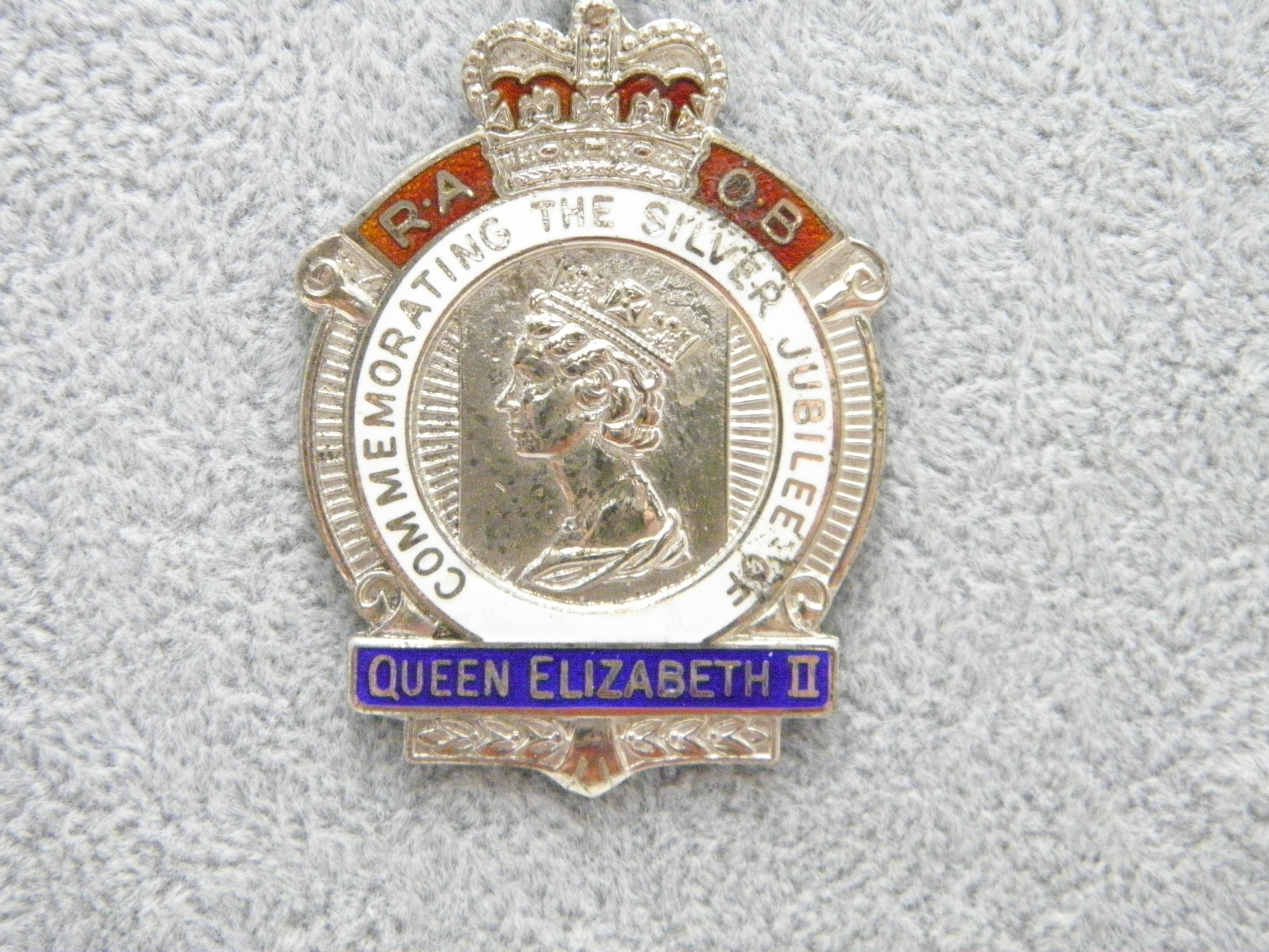 queens silver jubilee pendant