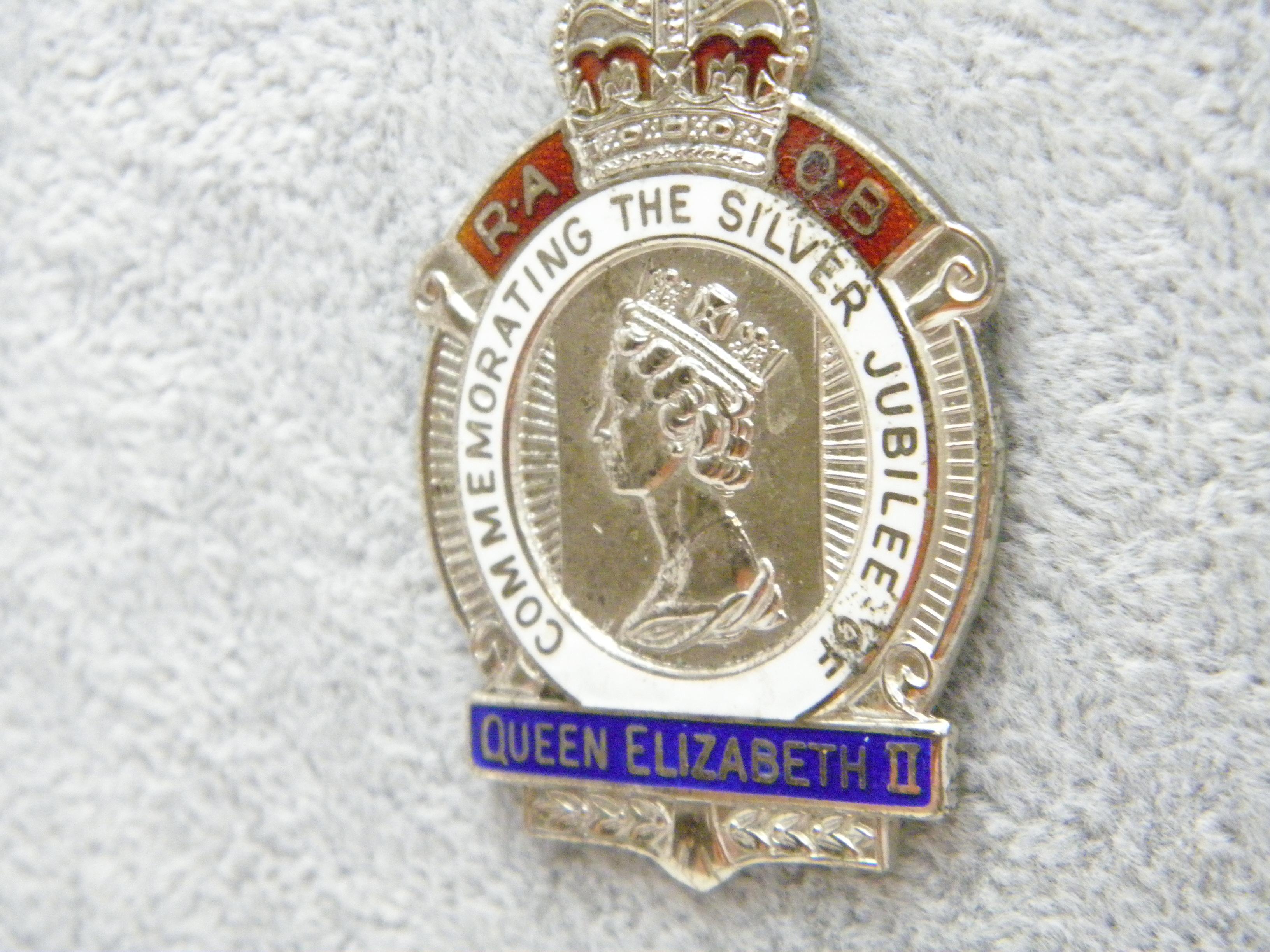 1977 silver jubilee pendant