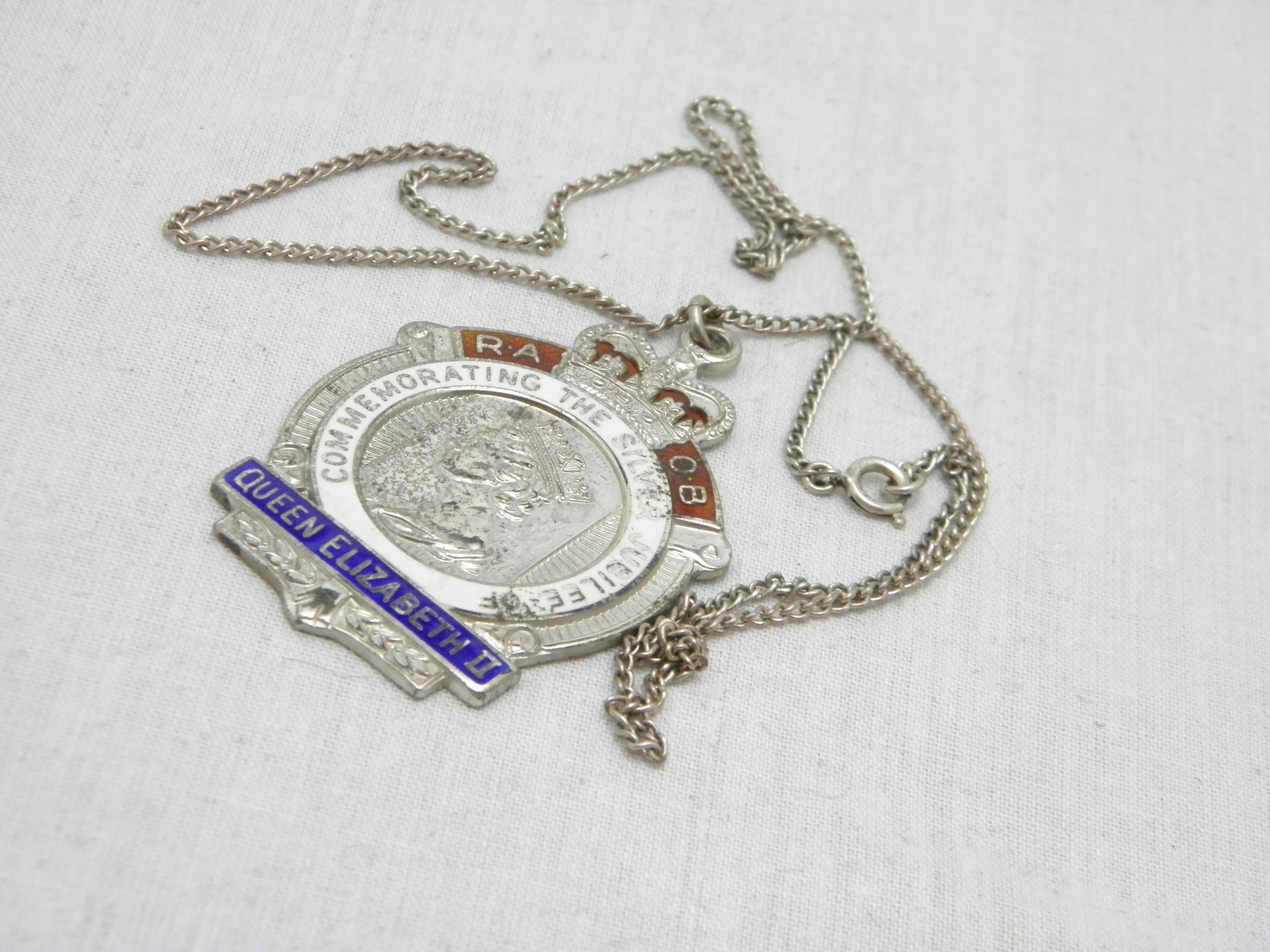 Vintage Sterling Silver Queen Elizabeth Jubilee Pendant Necklace RAOB For Sale 1