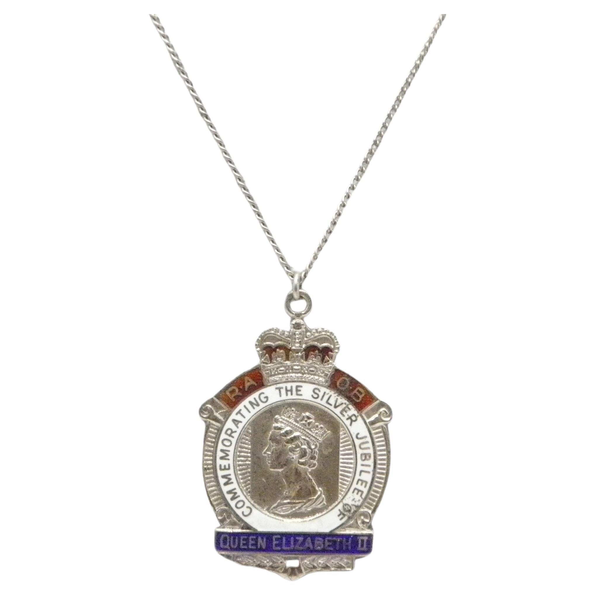 Vintage Sterling Silver Queen Elizabeth Jubilee Pendant Necklace RAOB For Sale