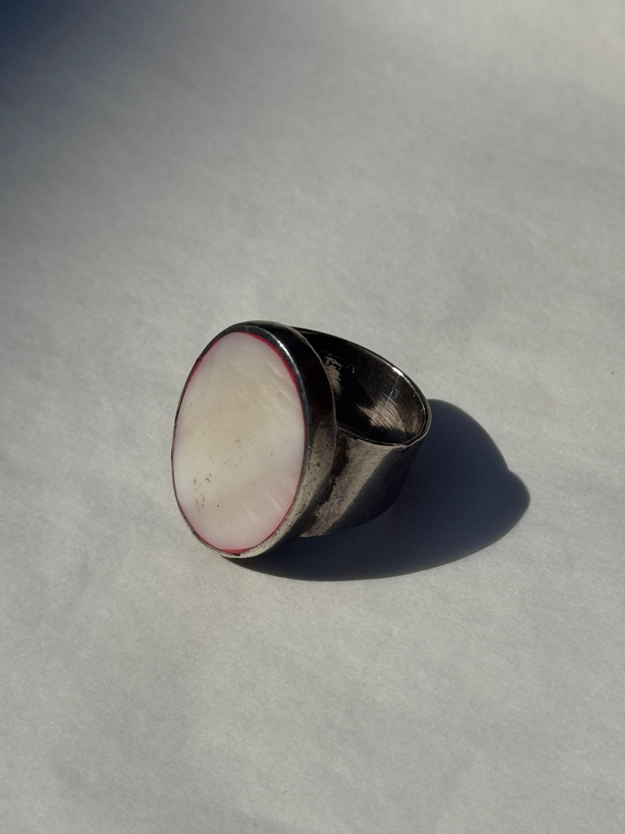 Artisan Vintage Sterling Silver Ring with Mother-of-Pearl Effect Inlay For Sale