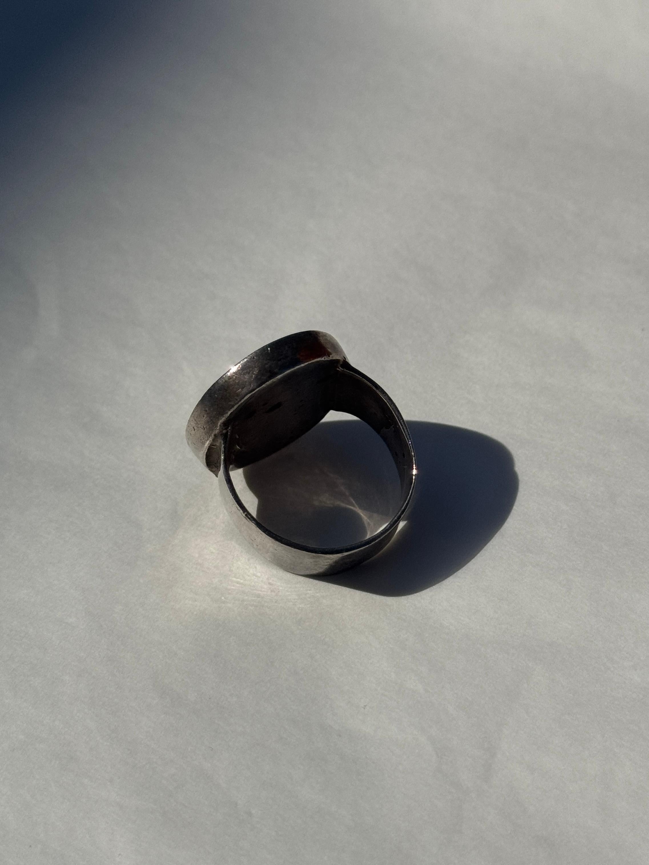 Vintage Sterling Silver Ring with Mother-of-Pearl Effect Inlay In Good Condition For Sale In Milano, IT