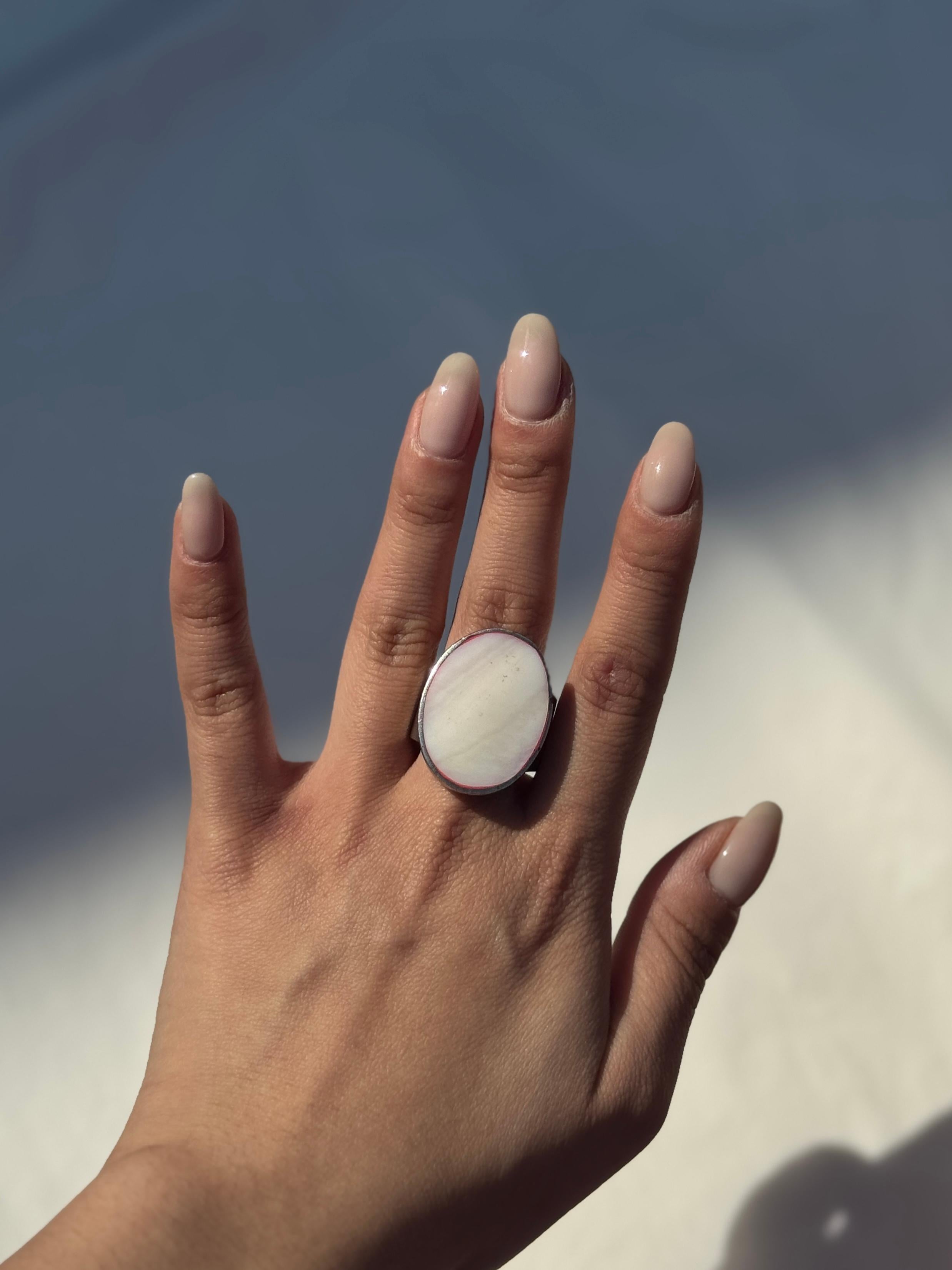 Vintage Sterling Silver Ring with Mother-of-Pearl Effect Inlay For Sale 1