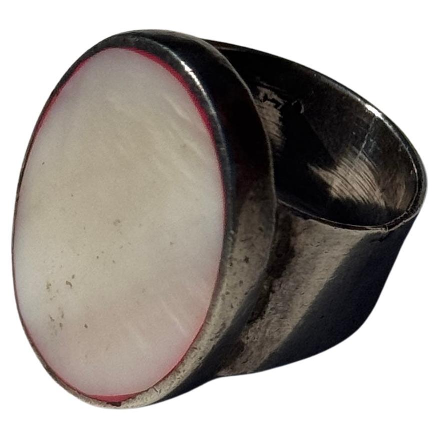 Vintage Sterling Silver Ring with Mother-of-Pearl Effect Inlay For Sale