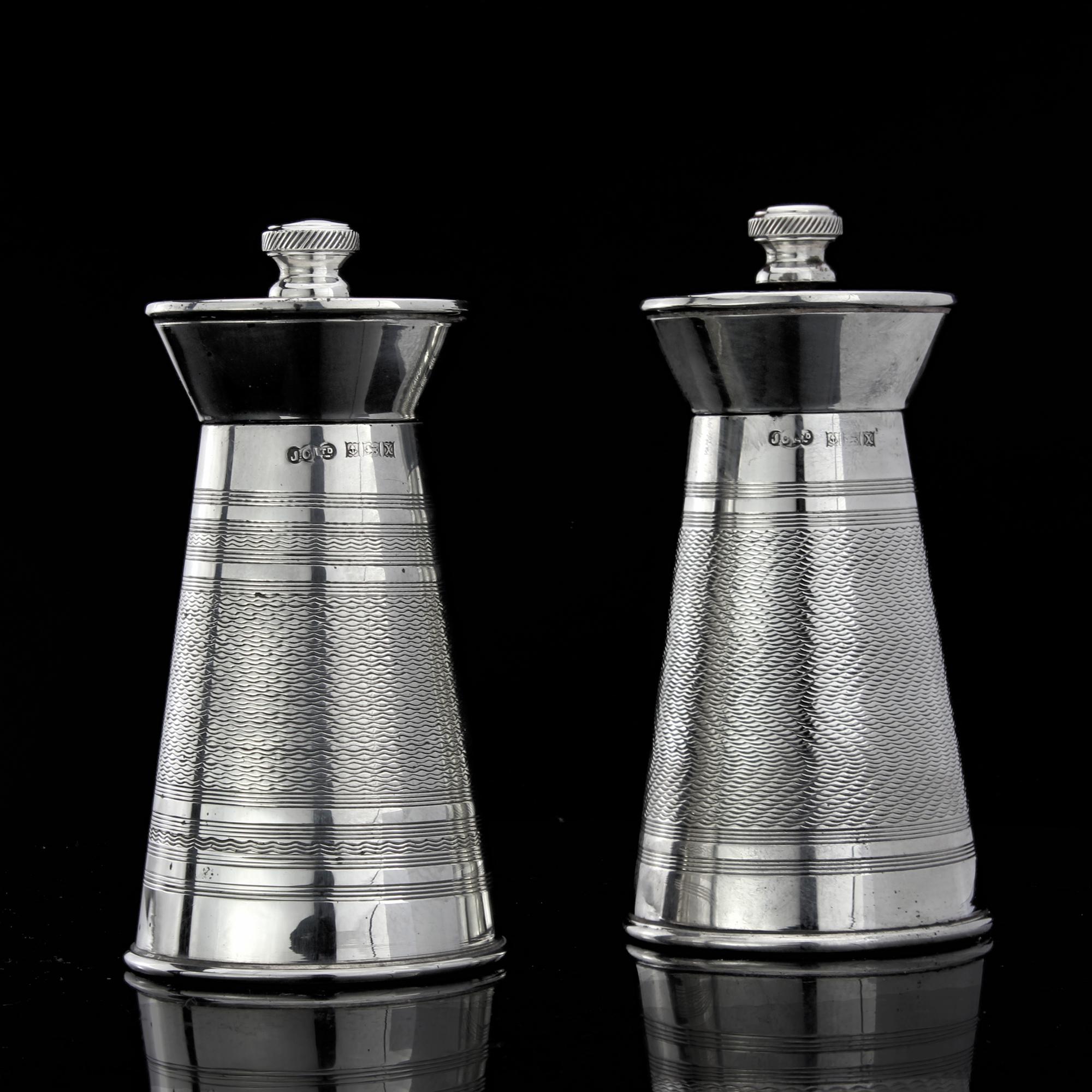 Vintage sterling silver salt and pepper grinders
Made in England, Birmingham, 1972
Maker: Joseph Gloster Ltd
Fully hallmarked.

Approximate dimensions:
Size: Dimeter x height 5 x 10 cm
Weight: 335 grams

Condition: General usage, age