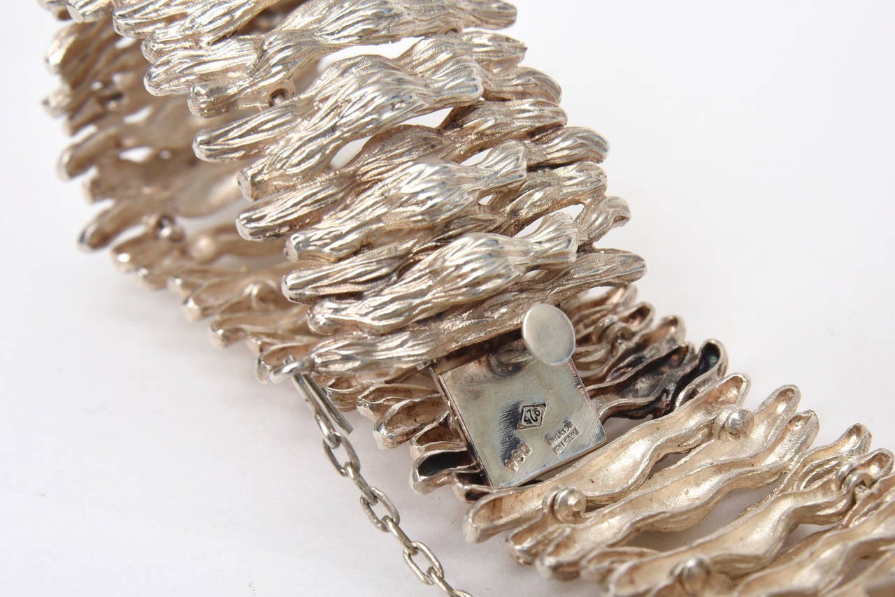 Donna Bracciale scultoreo e testurizzato d'epoca in argento sterling in vendita