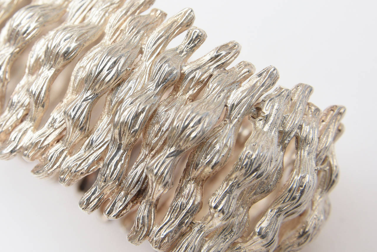 Bracciale scultoreo e testurizzato d'epoca in argento sterling in vendita 1