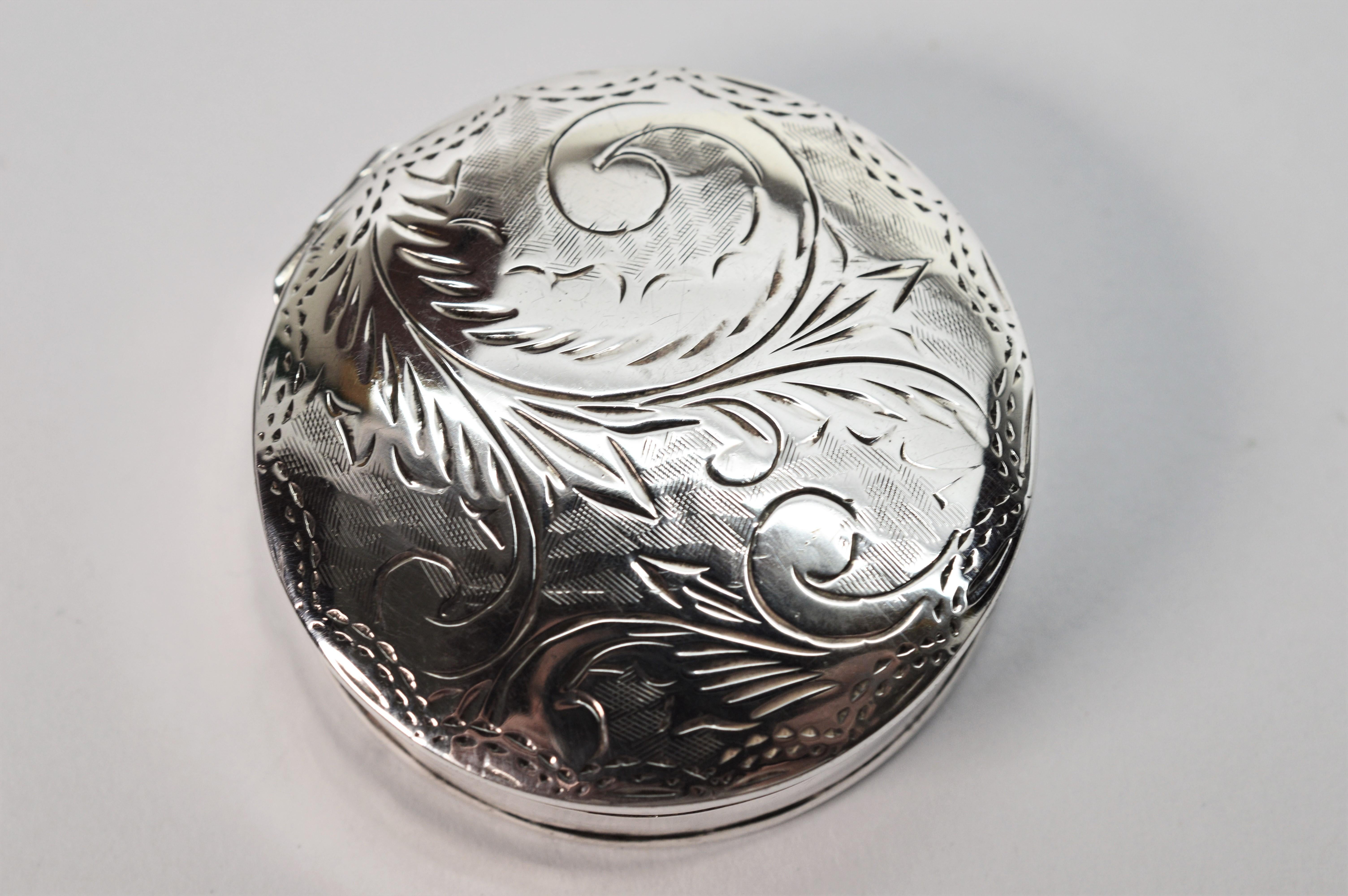 Vintage Sterling Silver Snuff Pill Box In Good Condition In Mount Kisco, NY
