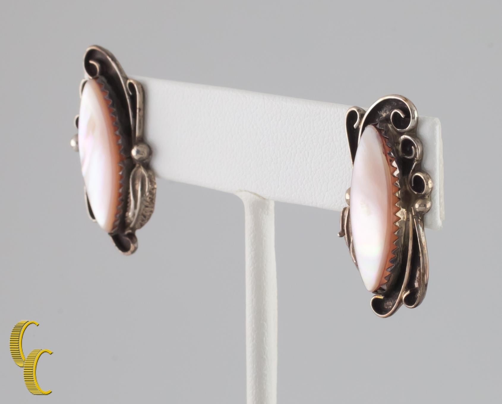 Vintage sterling silver drop earrings.
Featuring beautiful pink mother-of-pearl set onto silver.
Dimensions: 29 x 18 mm.
Metal: 0.925 sterling silver.
Weight: 5.5 grams.