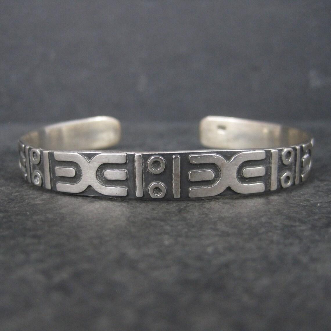 Questo splendido bracciale vintage è in argento sterling.

Questo braccialetto misura 5/16 di pollice di larghezza.
Ha una circonferenza interna di 6,5 pollici, compreso lo spazio di 1 pollice.
Peso: 16.7 grammi

Marchi: 925

Condizioni: Eccellente