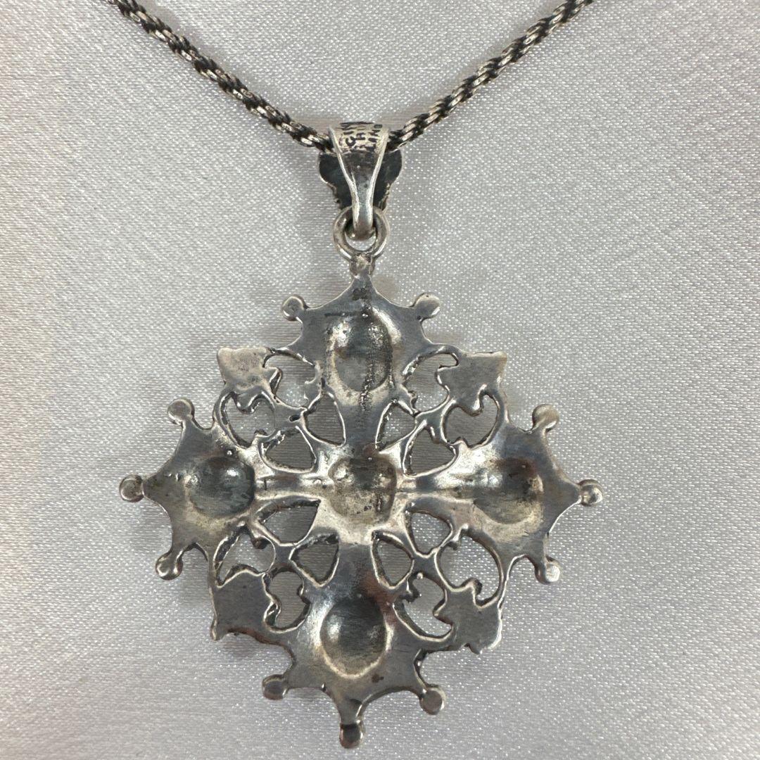 Vintage Sterling Silver Unique Cross Pendant Necklace / Christian Jewelry In Excellent Condition For Sale In Jacksonville, FL