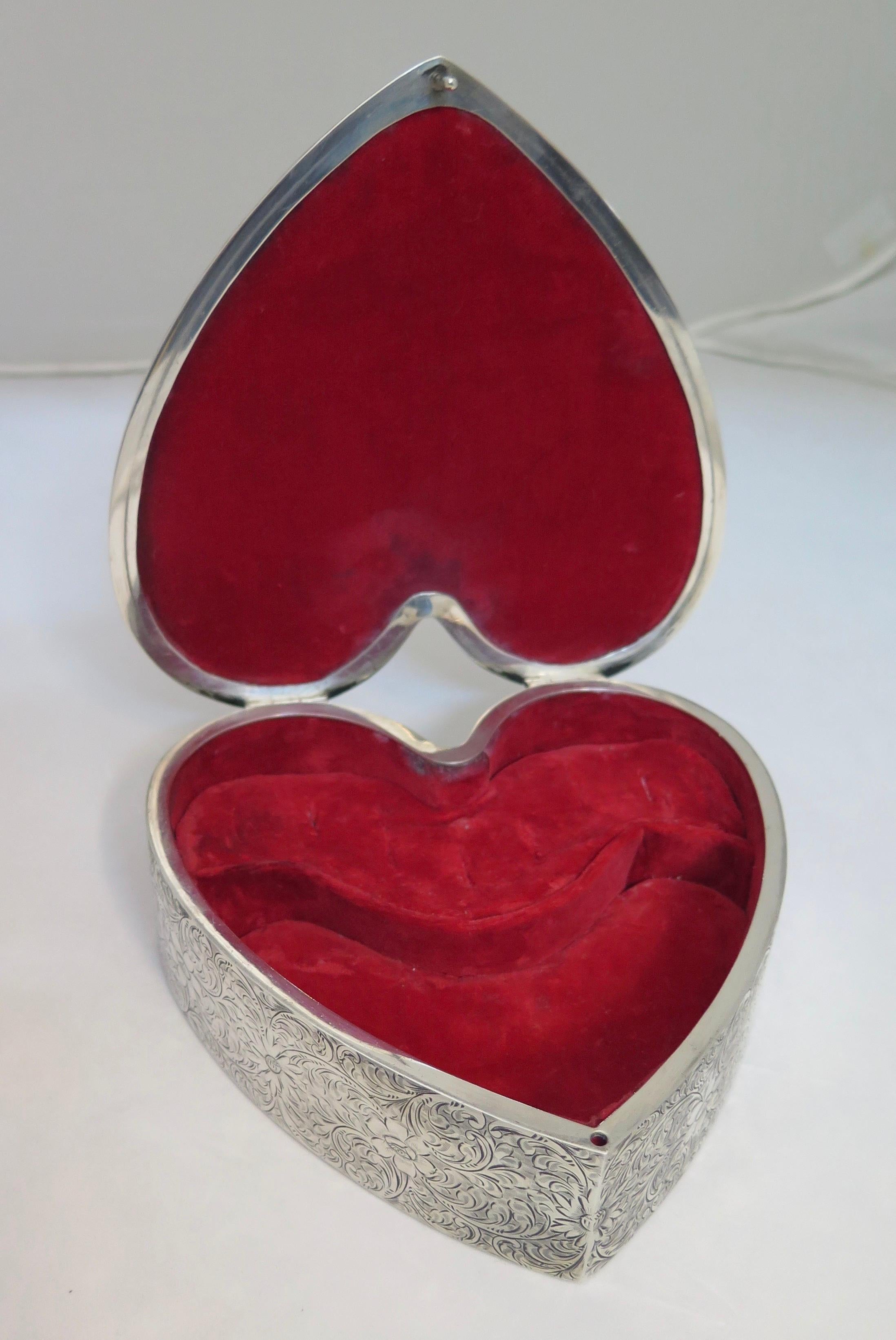 Vintage-Schmuckkästchen „Valentine“ aus Sterlingsilber „Heart“ (Art nouveau) im Angebot