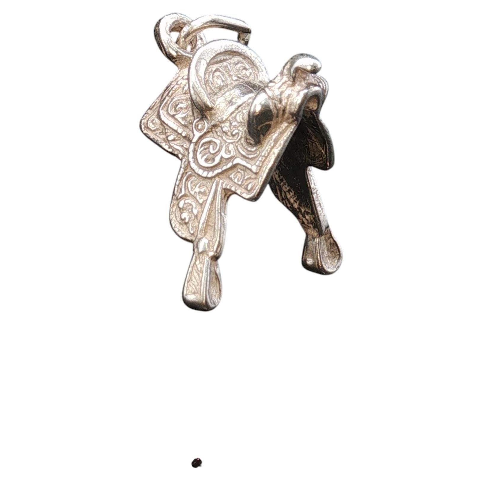Pendentif vintage en argent sterling en forme de selle western, 27,5 mm, 2,4 g en vente