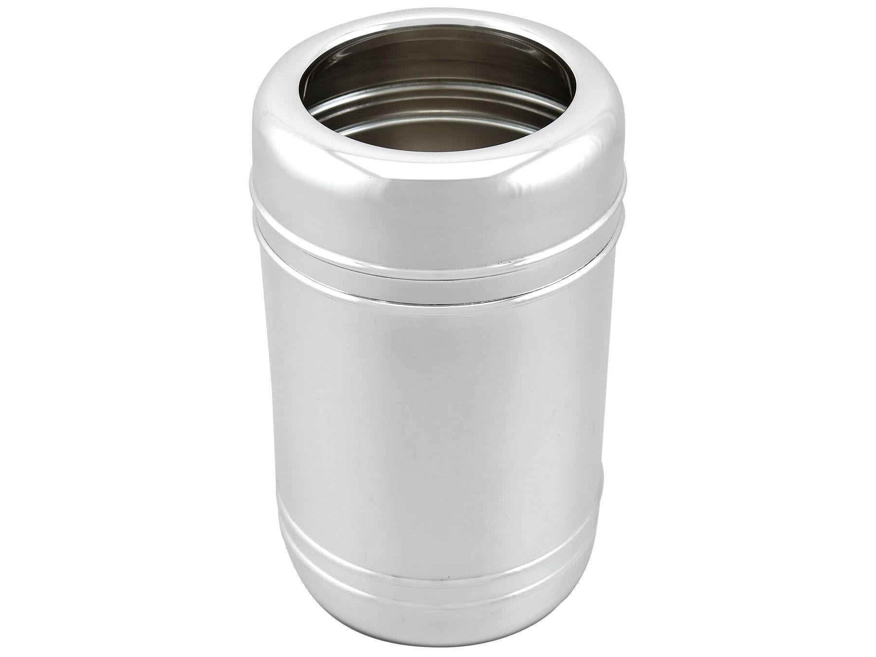 An exceptional, fine and impressive, vintage Italian sterling silver wine bottle holder; an addition to our diverse wine related silverware collection.

This exceptional vintage sterling silver Italian wine bottle holder has a plain cylindrical