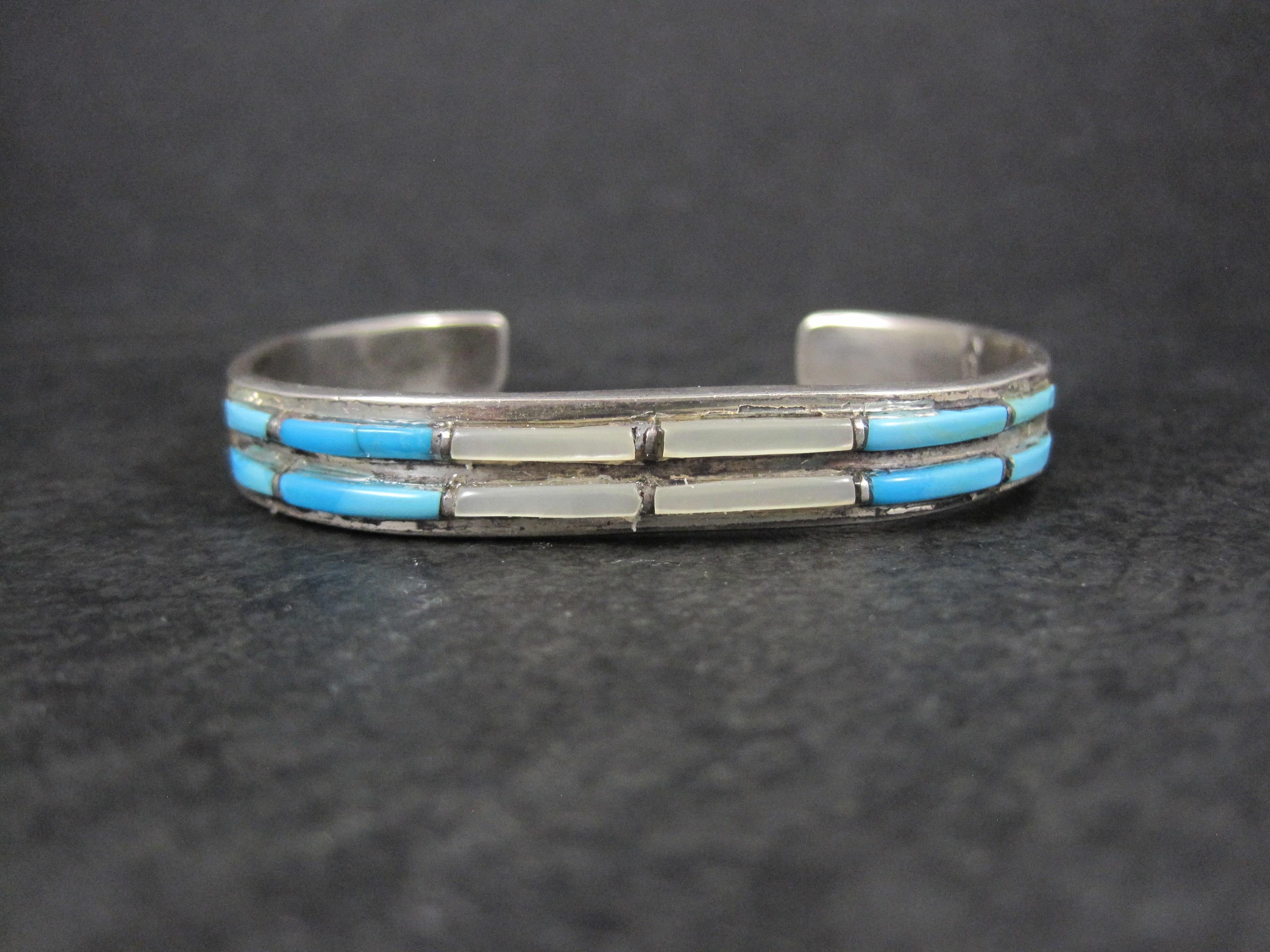 Questo bellissimo braccialetto dei nativi americani è in argento sterling con gemme autentiche di turchese e madreperla.
È un prodotto degli anni '80 di Gilbert Ortega Enterprise.
Questo braccialetto misura 5/16 di pollice di larghezza. Ha una