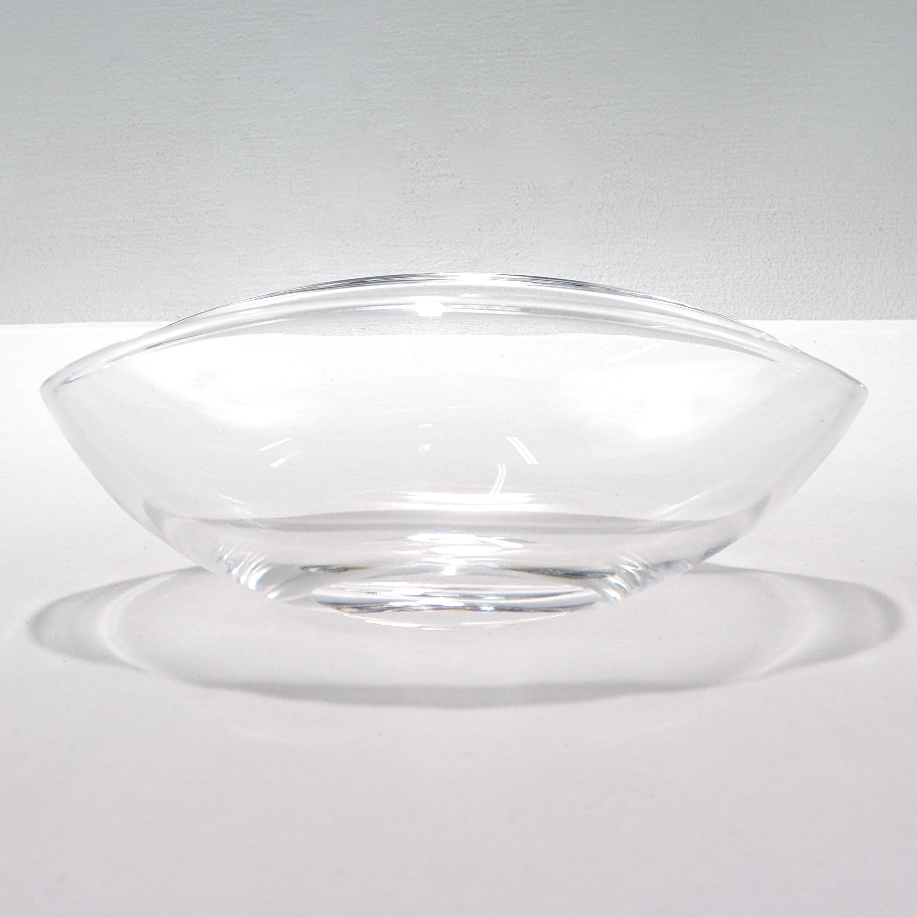 Ovale Schale aus Steuben-Kunstglas mit gefaltetem Deckel (Moderne) im Angebot