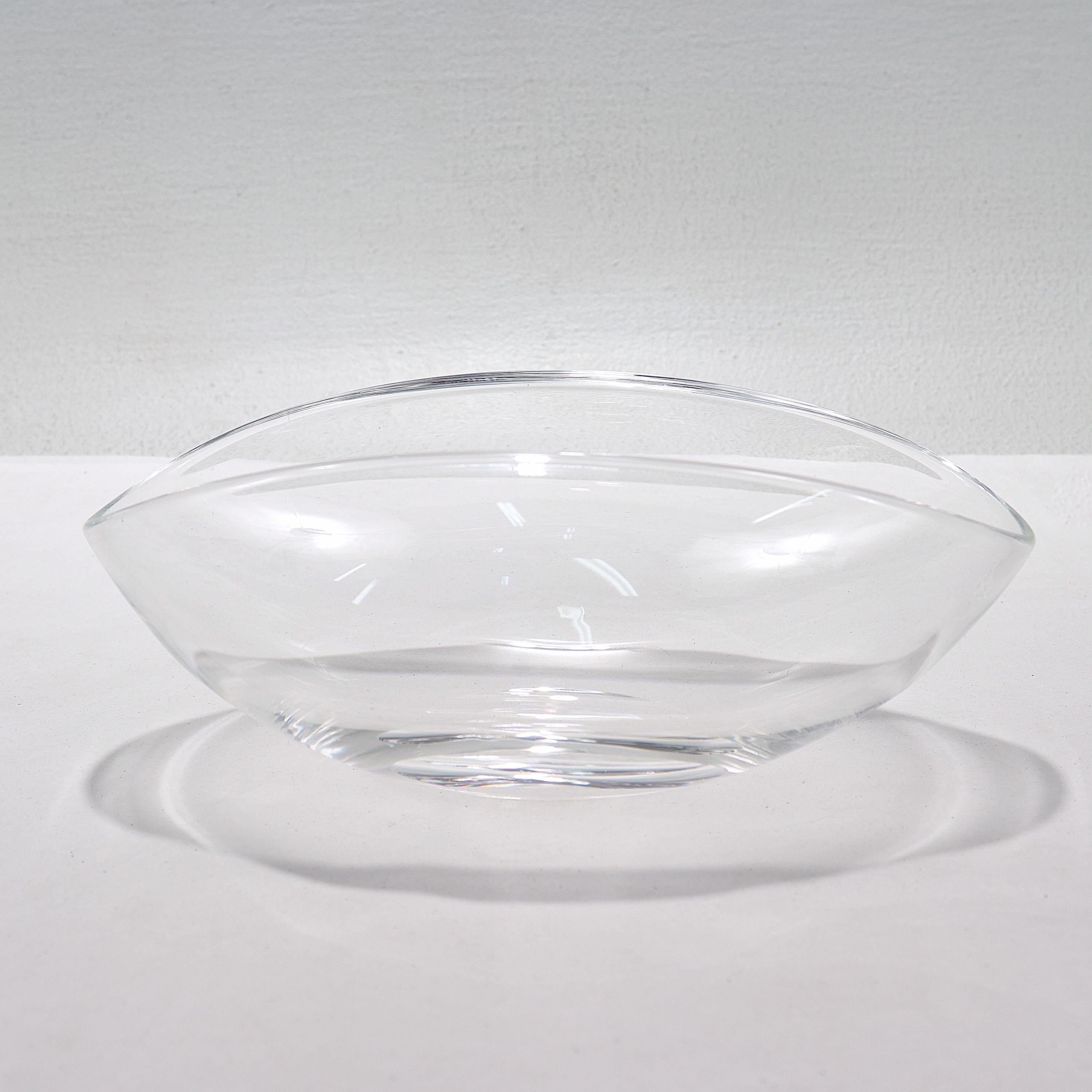 Ovale Schale aus Steuben-Kunstglas mit gefaltetem Deckel (amerikanisch) im Angebot