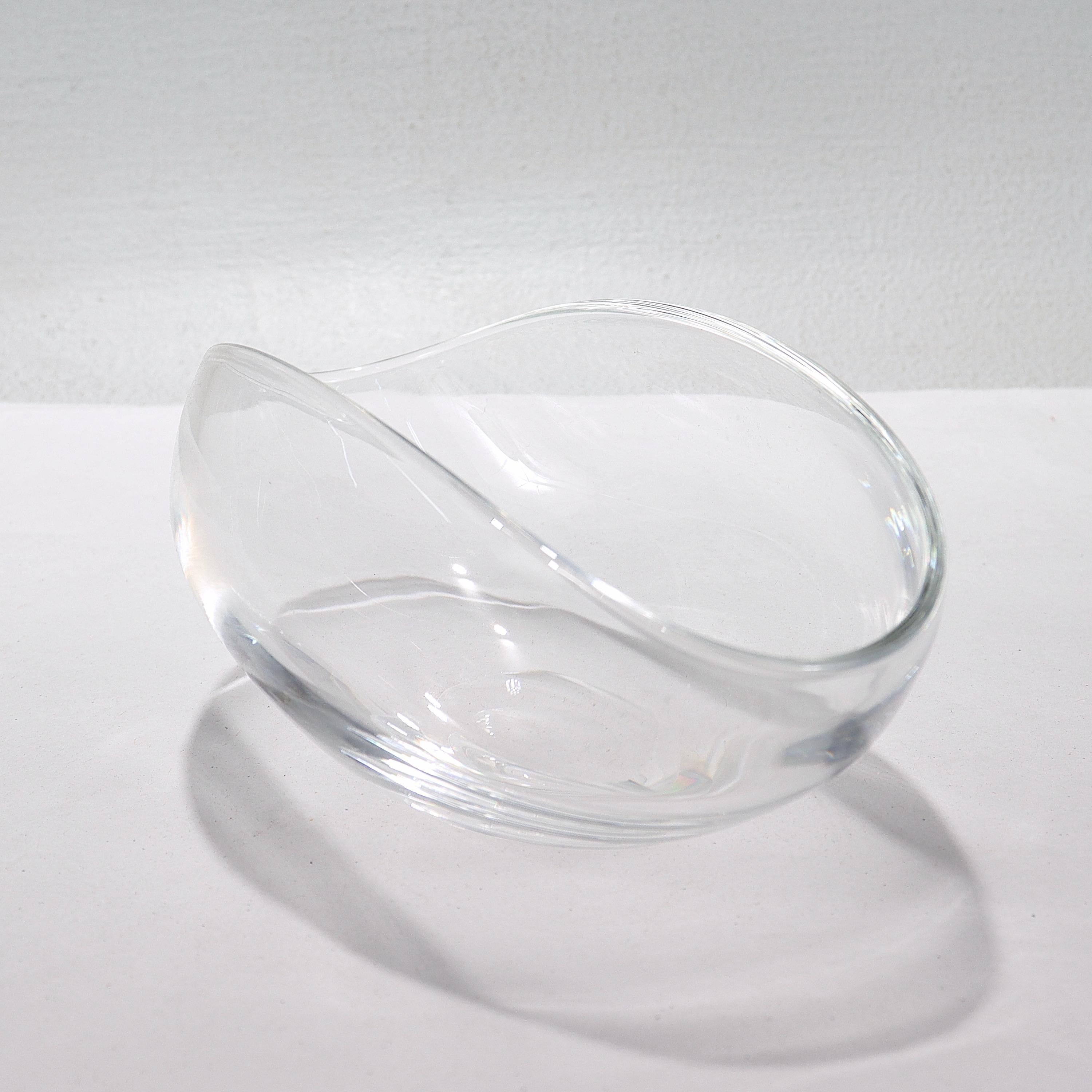 Ovale Schale aus Steuben-Kunstglas mit gefaltetem Deckel im Zustand „Gut“ im Angebot in Philadelphia, PA