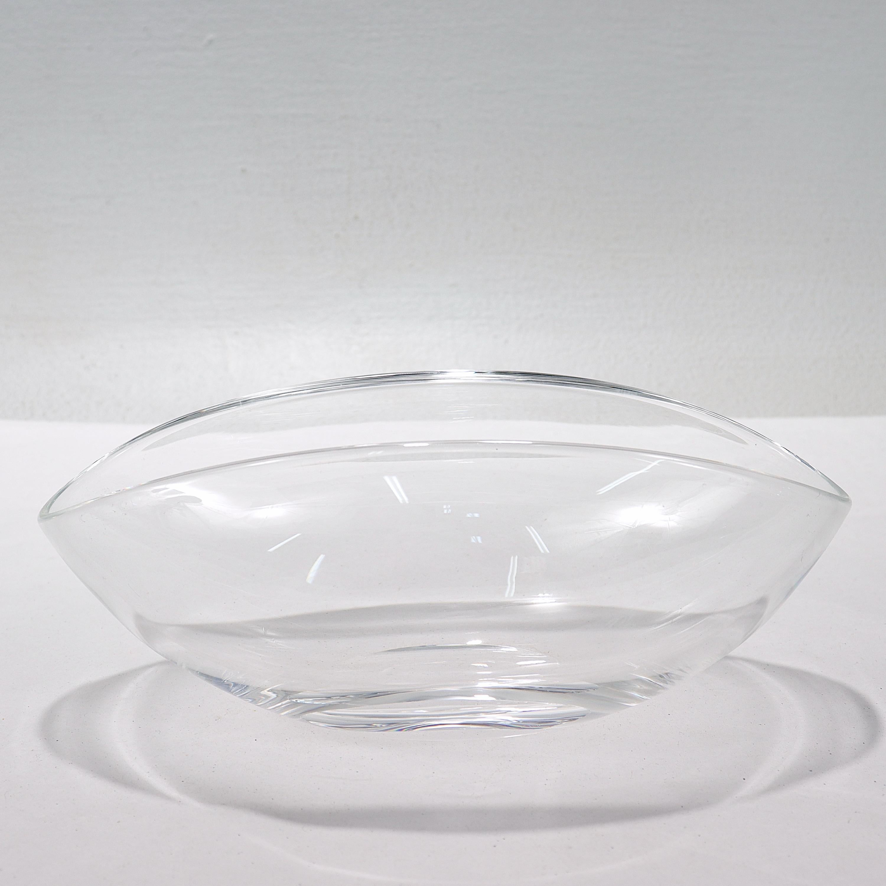 Ovale Schale aus Steuben-Kunstglas mit gefaltetem Deckel (Glaskunst) im Angebot