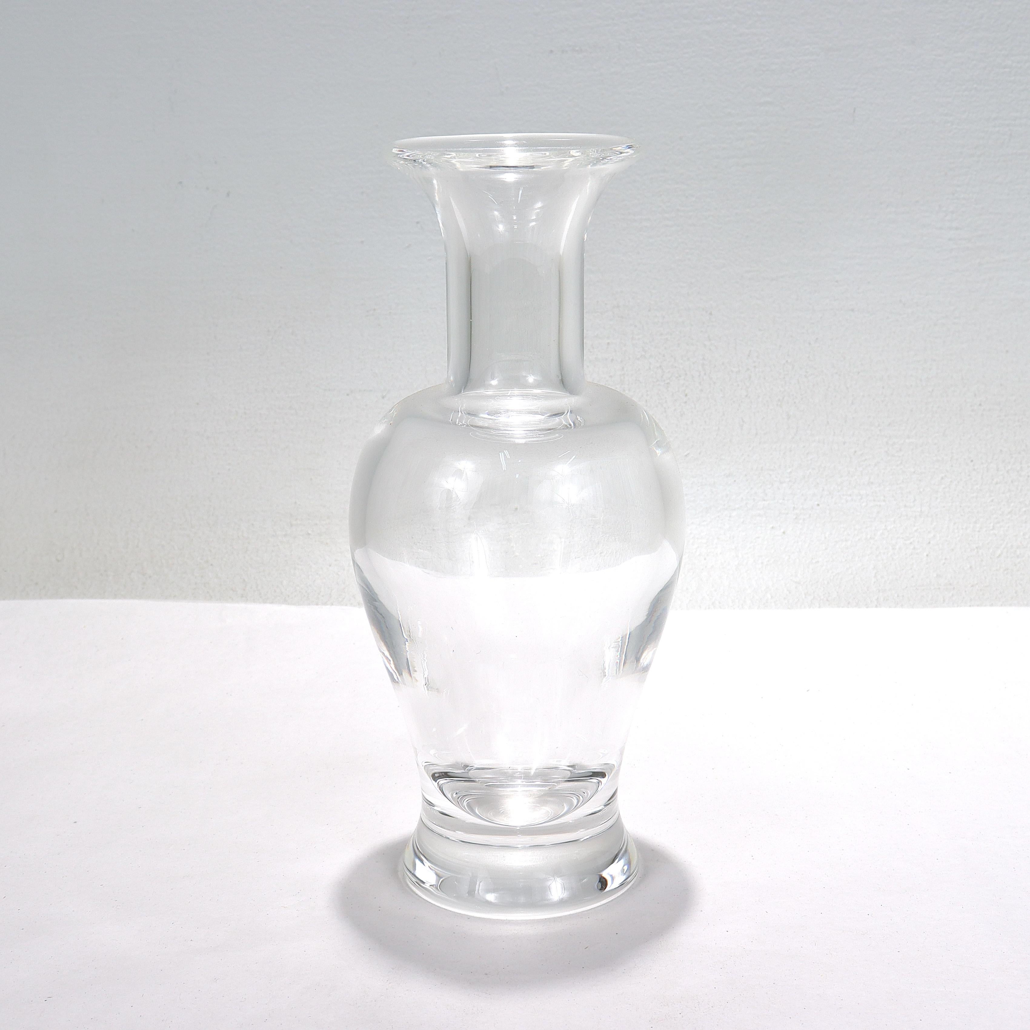Moderne Vase palais vintage en cristal ou en verre Steuben Modèle n° 8354 en vente