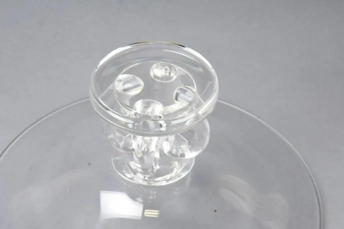 Centro de mesa vintage de cristal Steuben Glass firmado. Centro de mesa de cristal soplado a mano con base de pedestal con volutas. 
