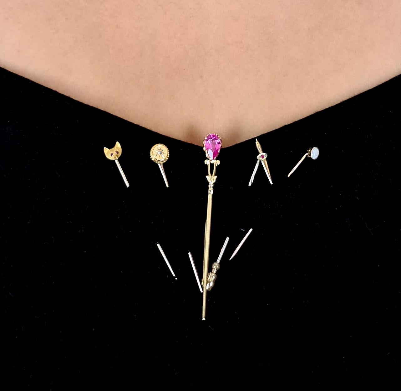 Taille ronde Épingle à cravate/cravate vintage, tête de renard avec yeux de rubis en or jaune 9 carats en vente