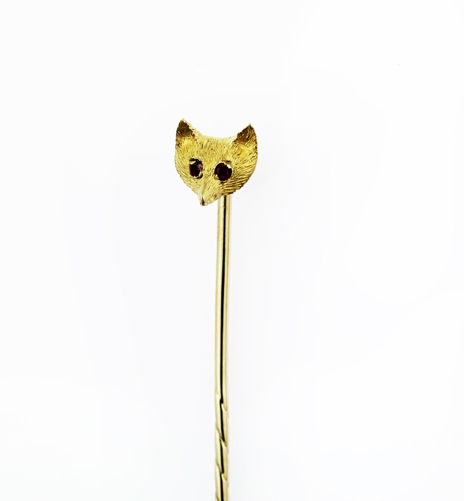 Épingle à cravate/cravate vintage, tête de renard avec yeux de rubis en or jaune 9 carats Excellent état - En vente à London, GB