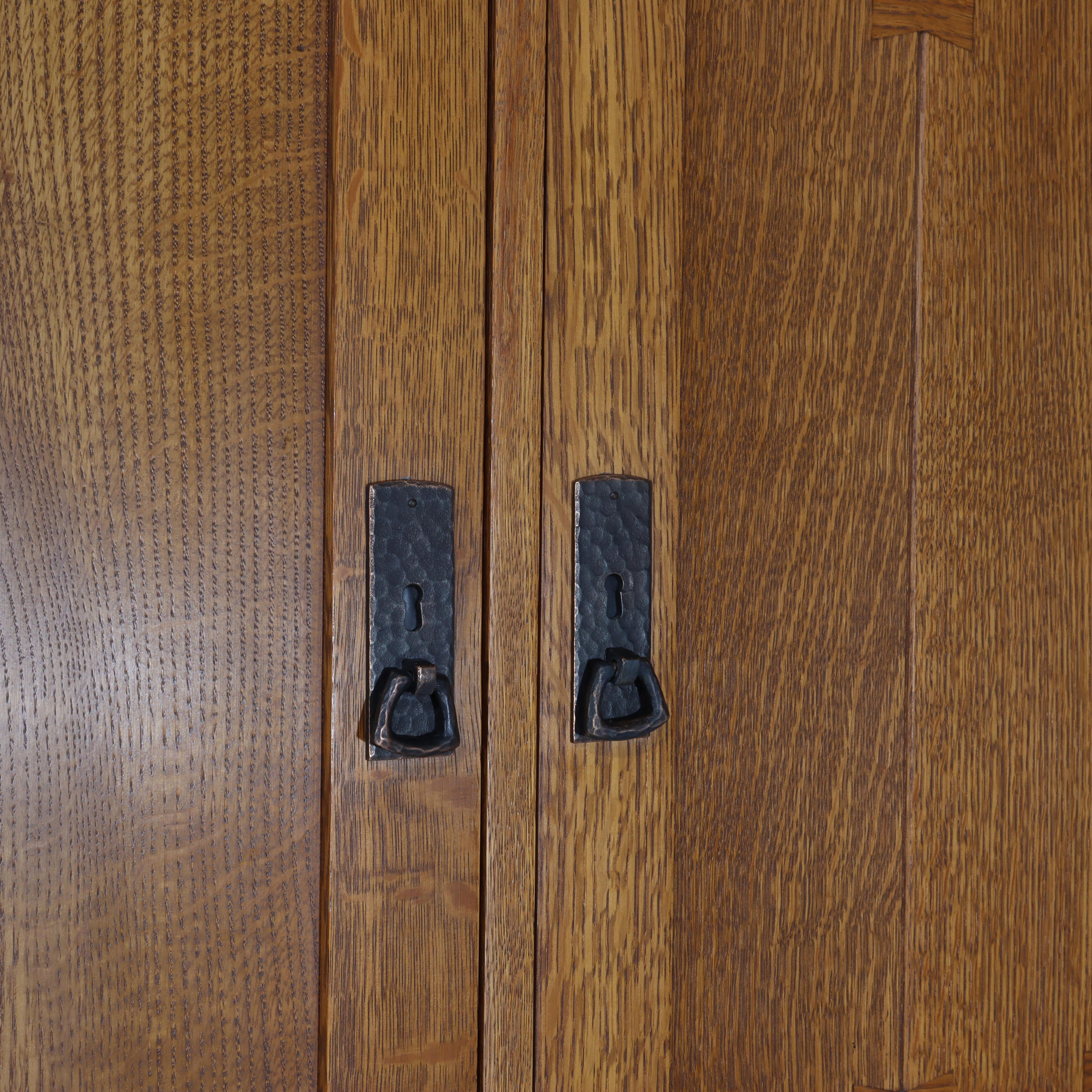 Vintage Stickley Arts & Crafts Oak & Hammered Copper Entertainment Cabinet im Angebot 8