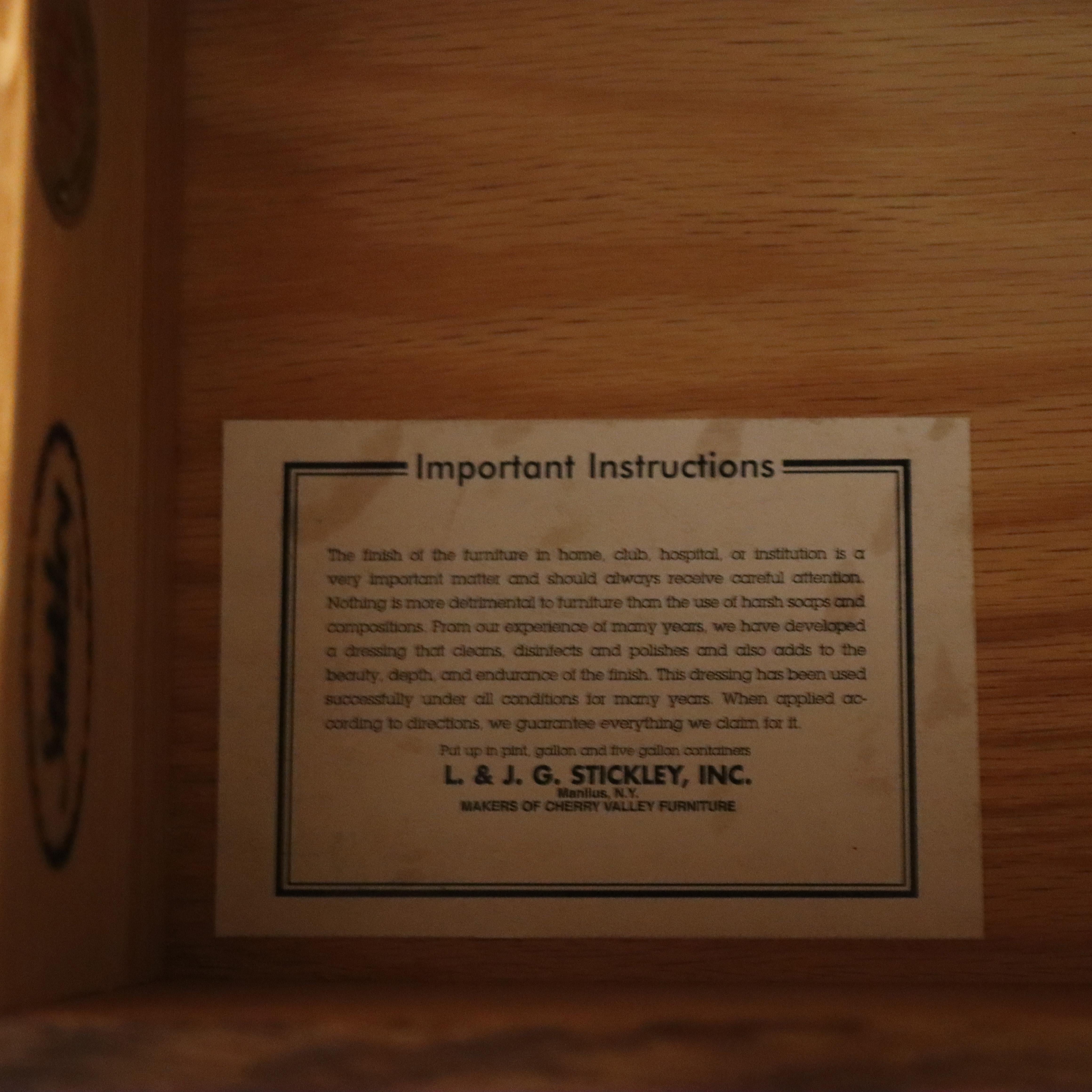 Vintage Stickley Arts & Crafts Oak & Hammered Copper Entertainment Cabinet im Zustand „Gut“ im Angebot in Big Flats, NY