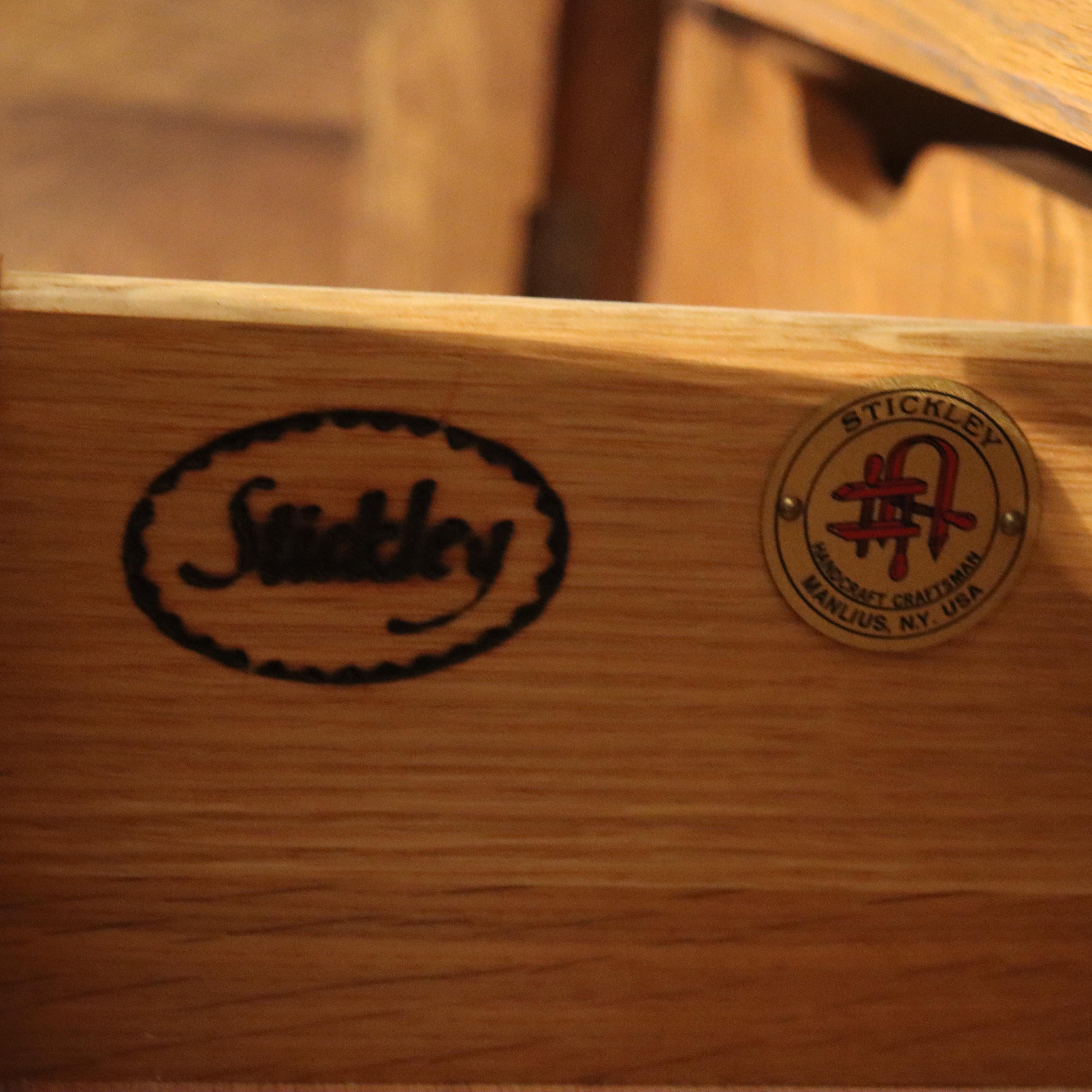 Vintage Stickley Arts & Crafts Oak & Hammered Copper Entertainment Cabinet (20. Jahrhundert) im Angebot